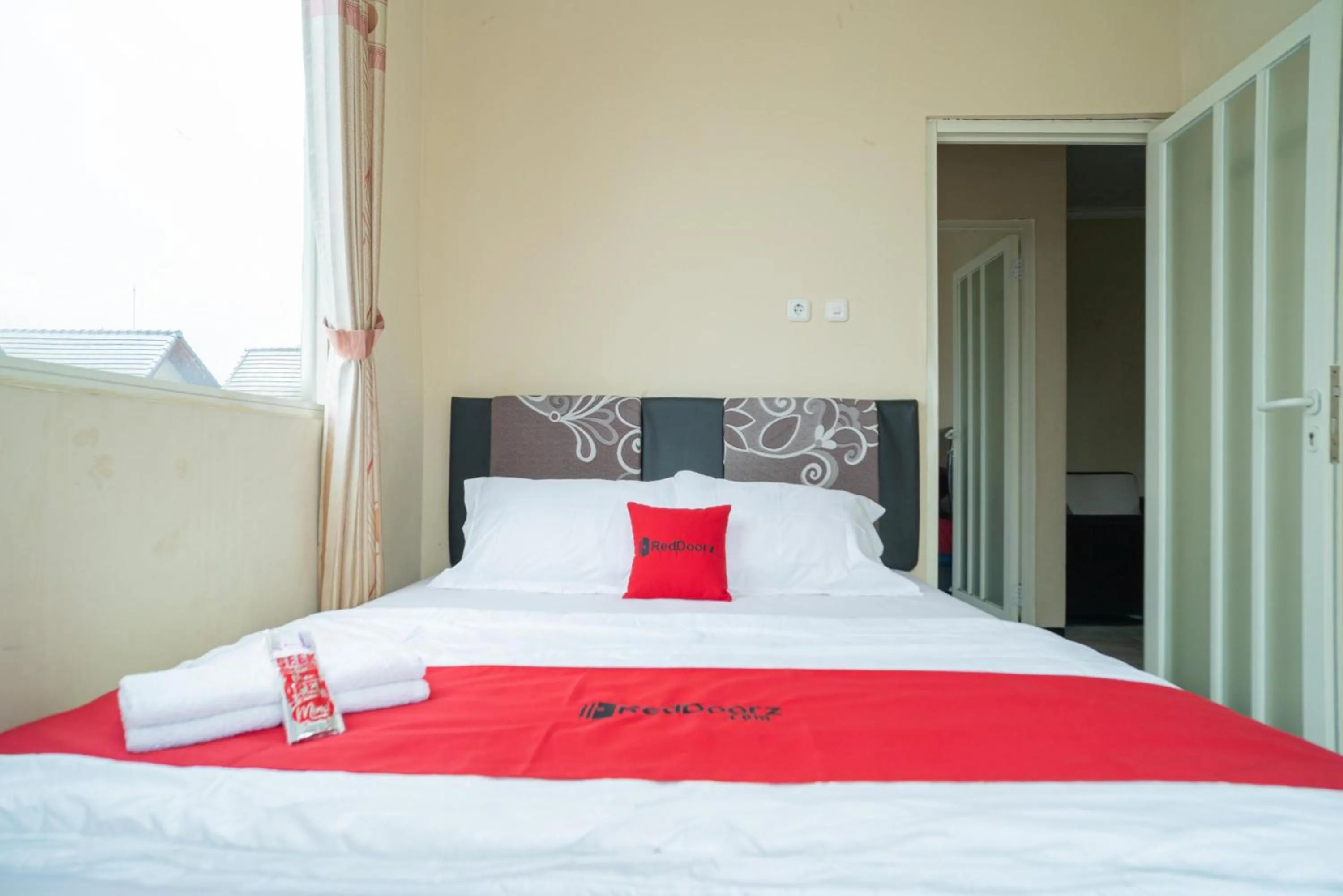 Bedroom, Bed in RedDoorz At Villa Akbar 3