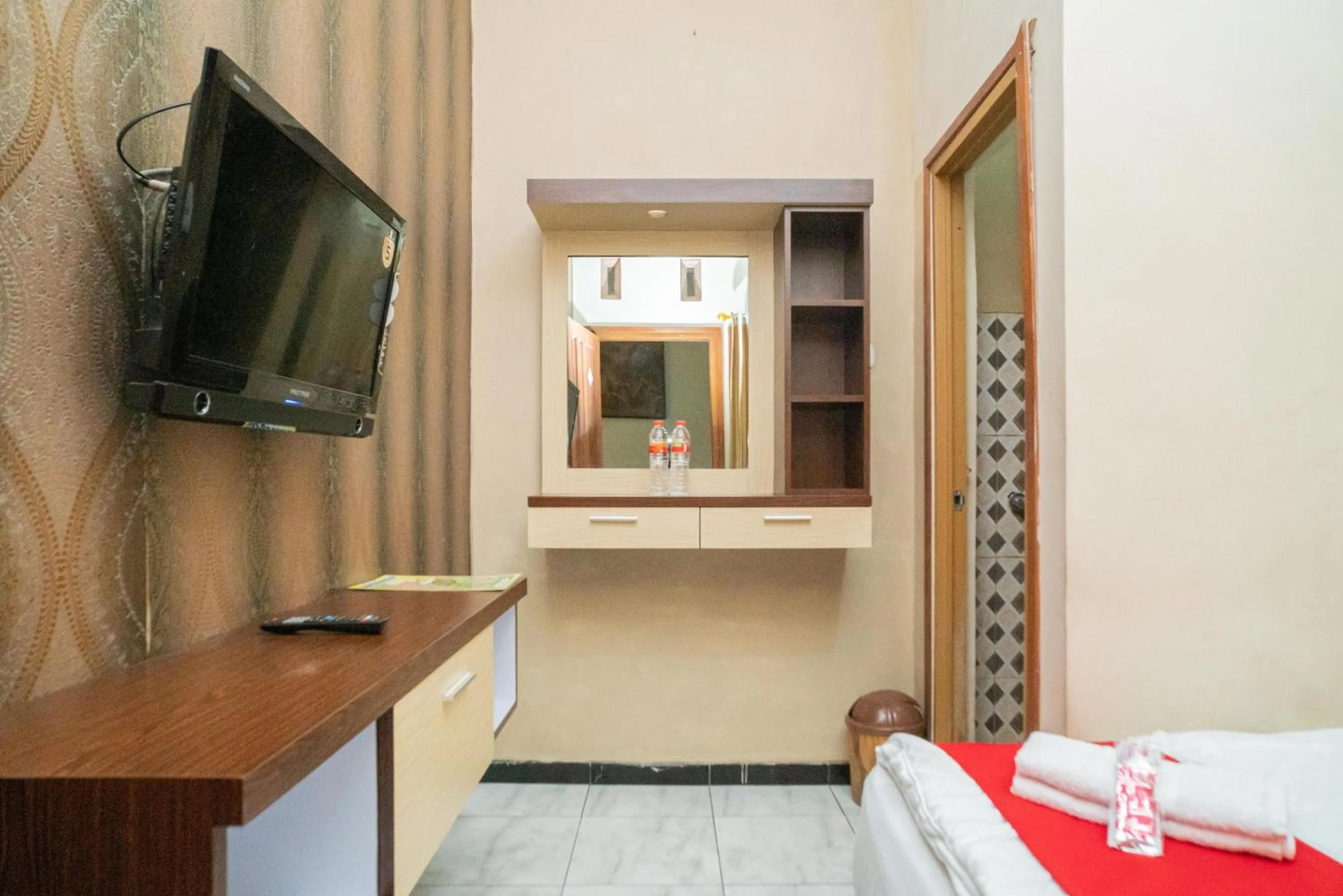 Bedroom, Bed in RedDoorz At Villa Akbar 3