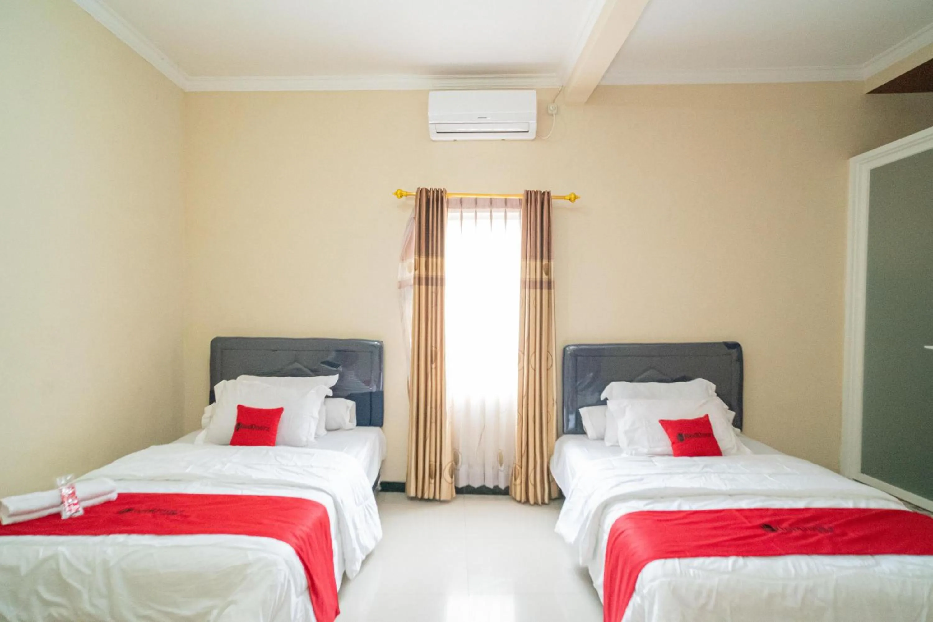 Bedroom, Bed in RedDoorz At Villa Akbar 3