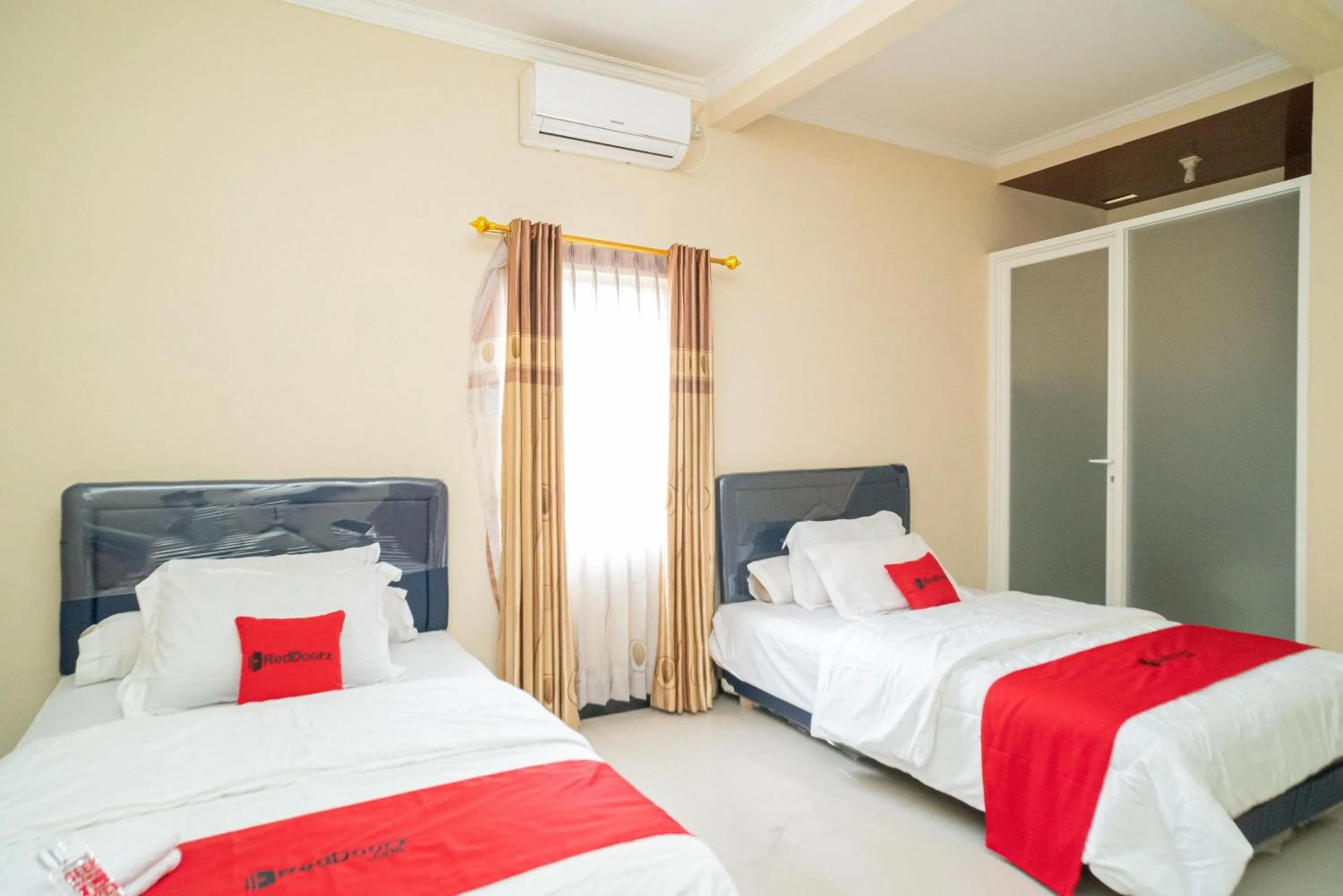 Bedroom, Bed in RedDoorz At Villa Akbar 3