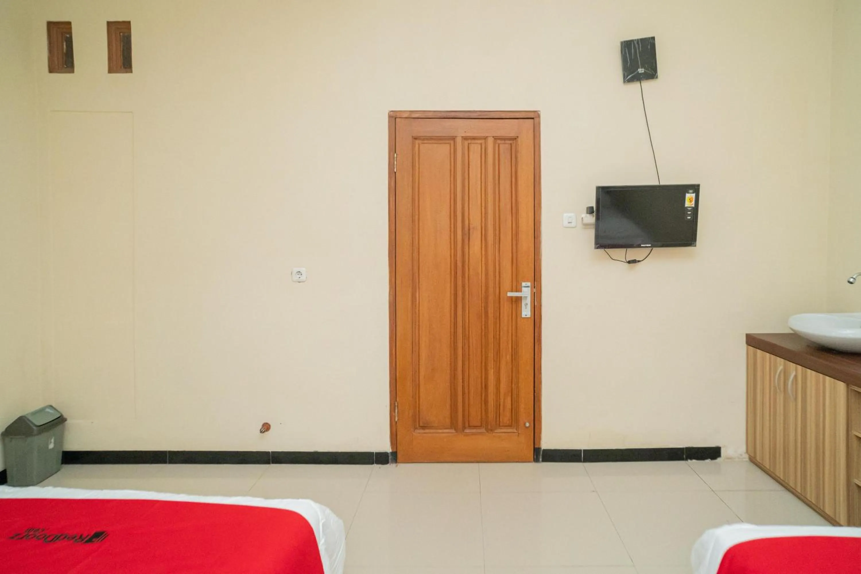 Bedroom in RedDoorz At Villa Akbar 3