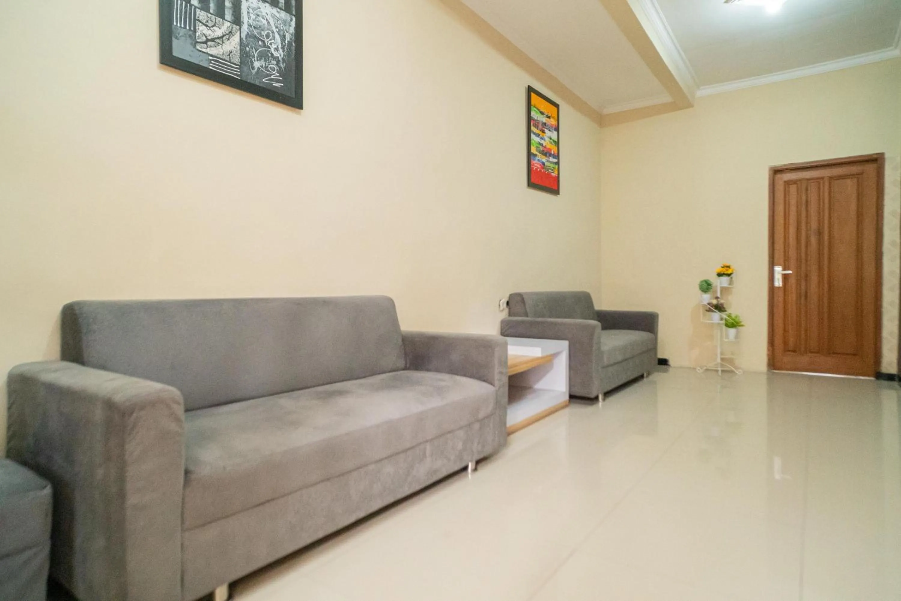 Seating area in RedDoorz At Villa Akbar 3