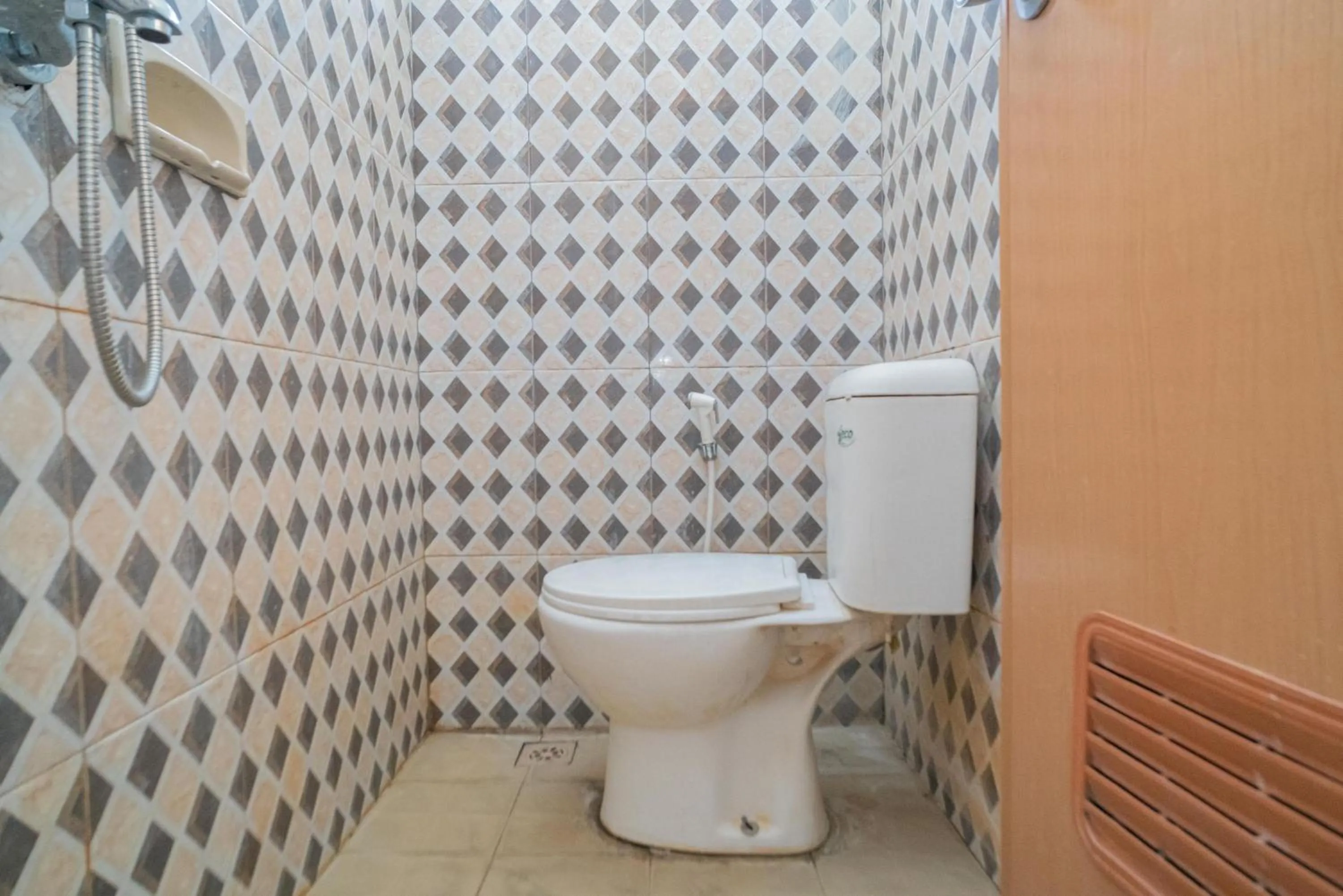 Bathroom in RedDoorz At Villa Akbar 3