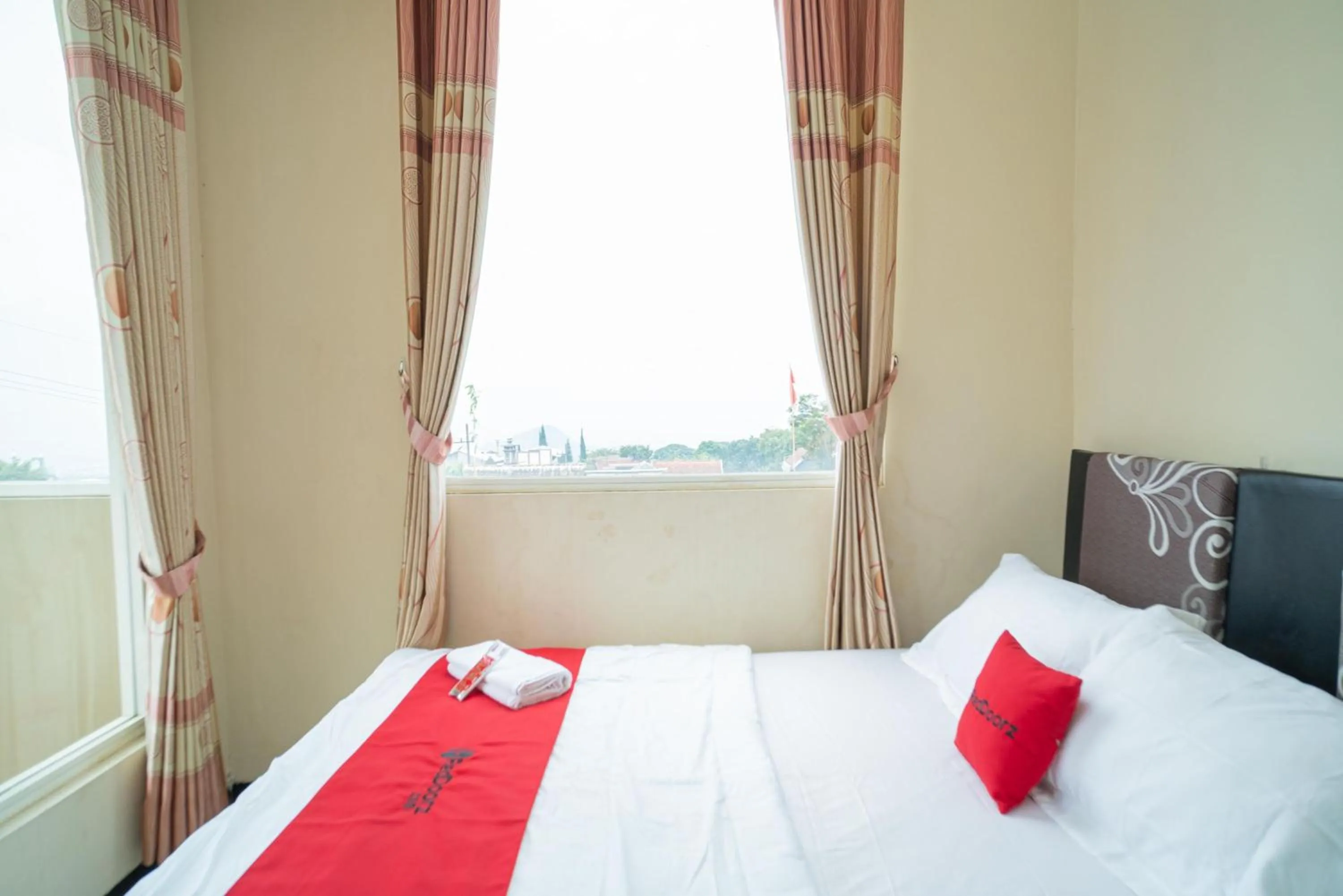 Bedroom, Bed in RedDoorz At Villa Akbar 3