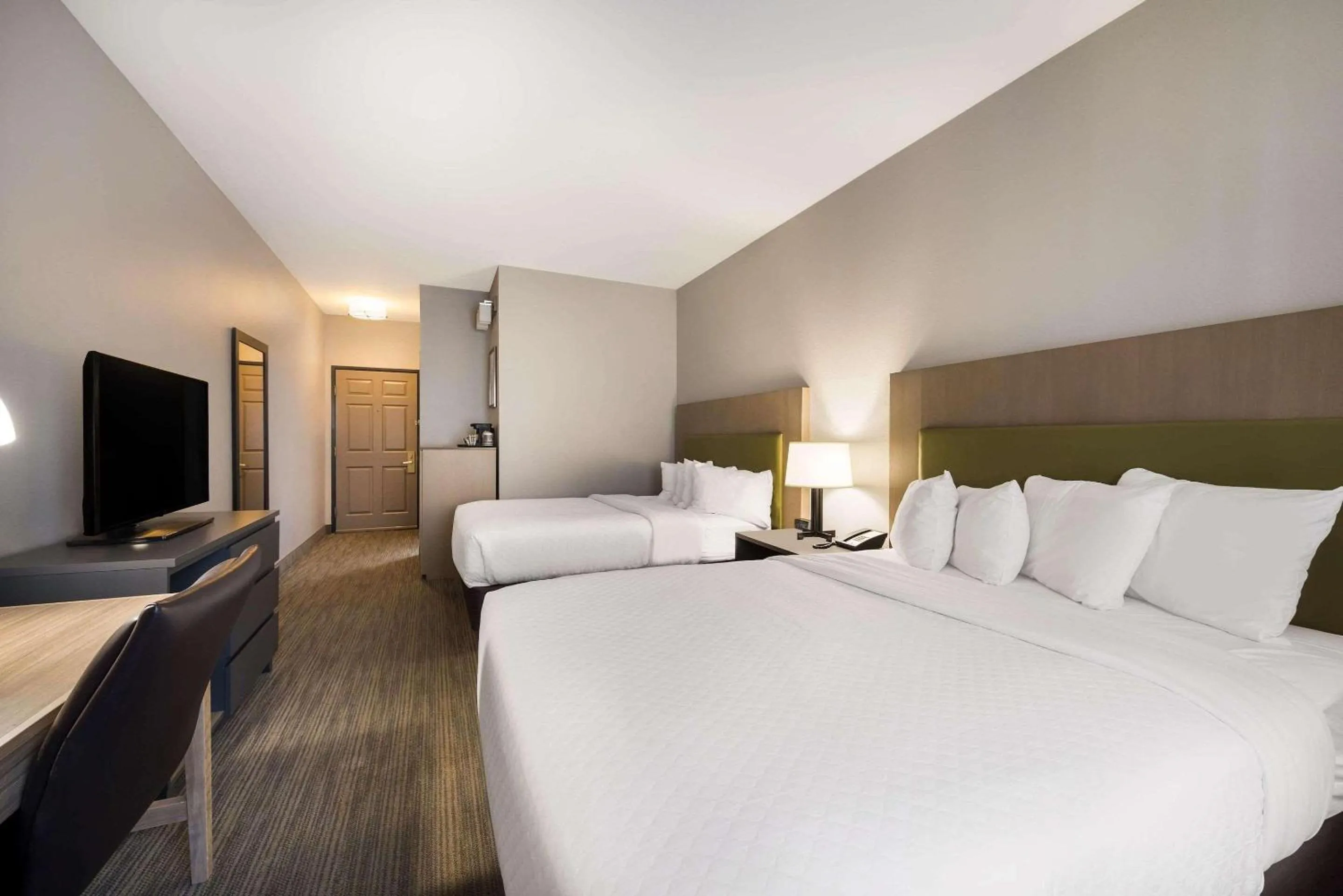 Bedroom, Bed in Country Inn & Suites by Radisson, Freeport, IL