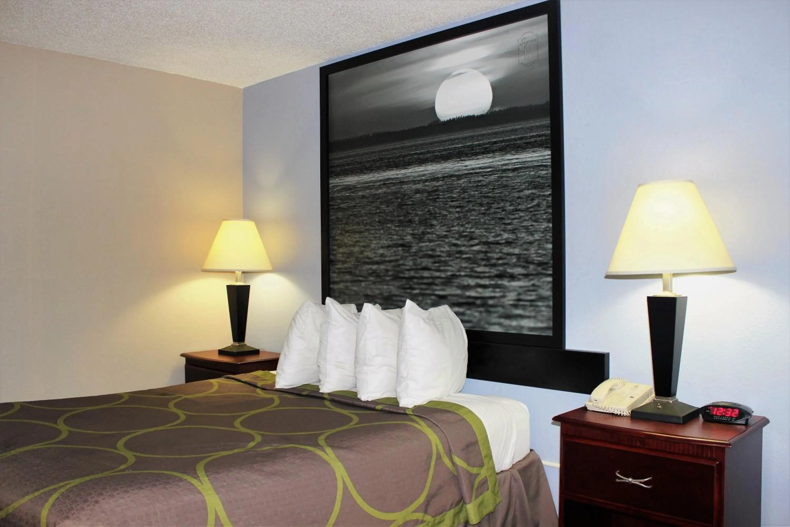 Bedroom, Bed in Super 8 by Wyndham Tuscaloosa