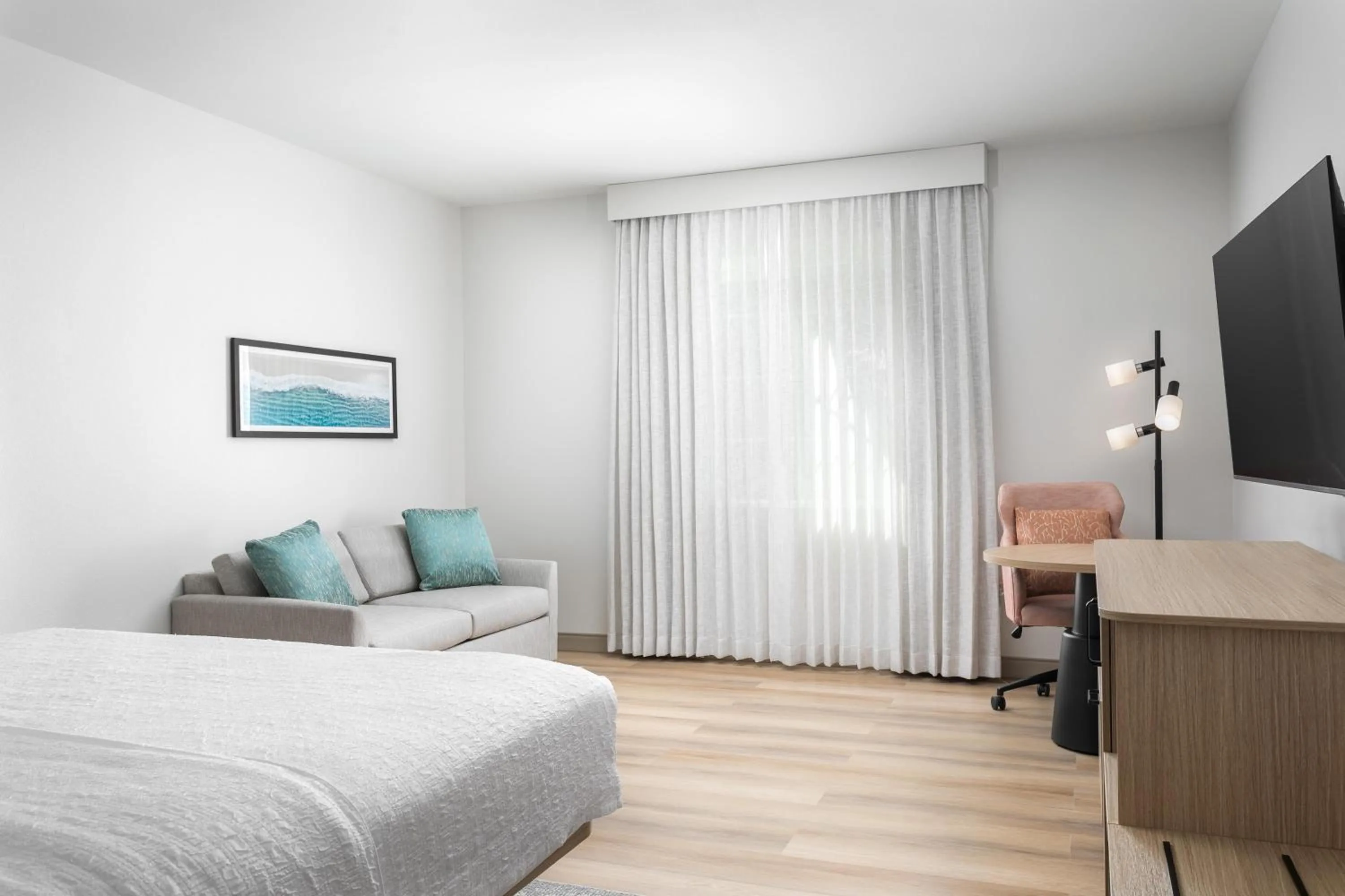 Living room, Bed in Hampton Inn New Smyrna Beach