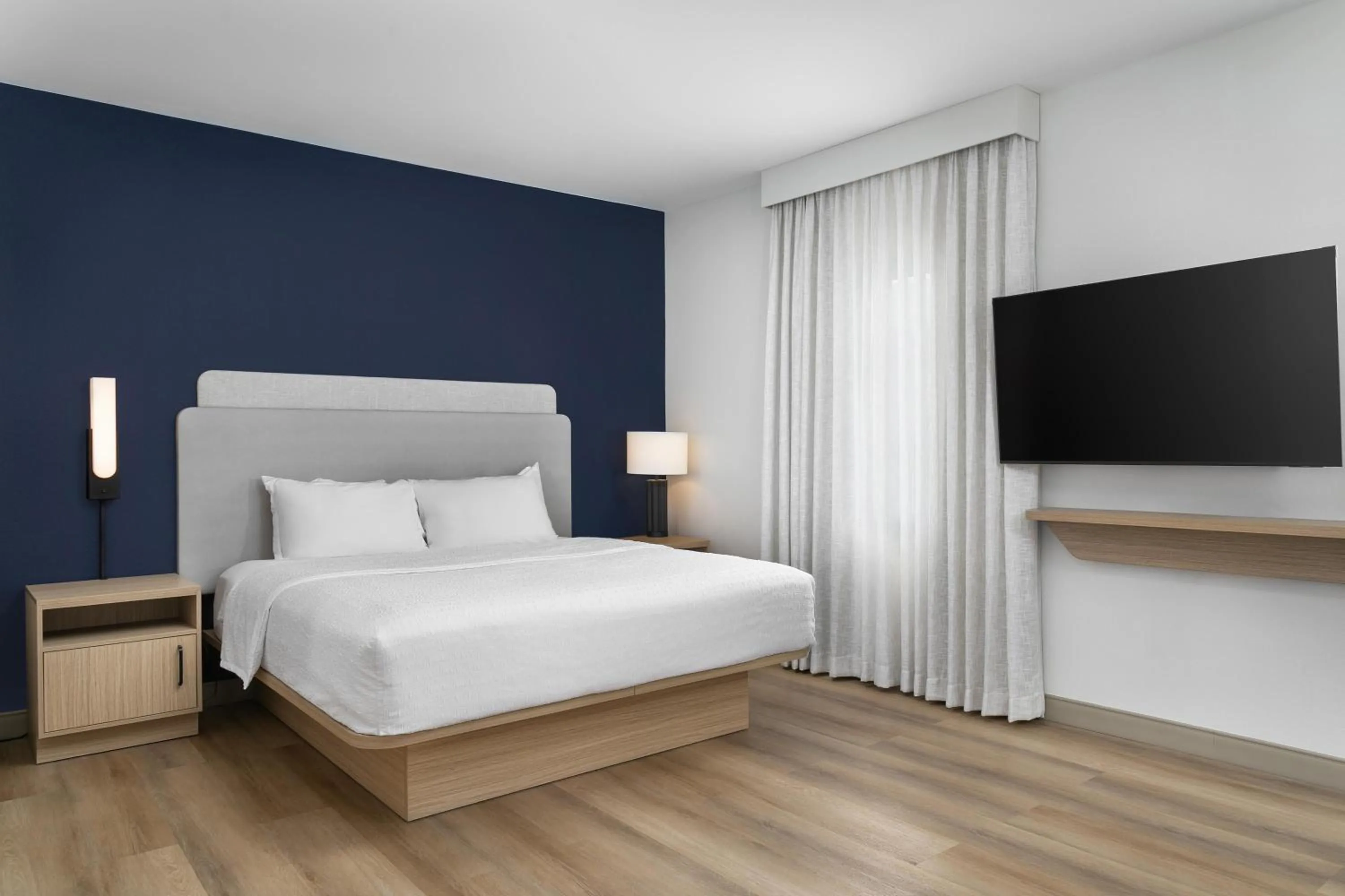 Bedroom, Bed in Hampton Inn New Smyrna Beach