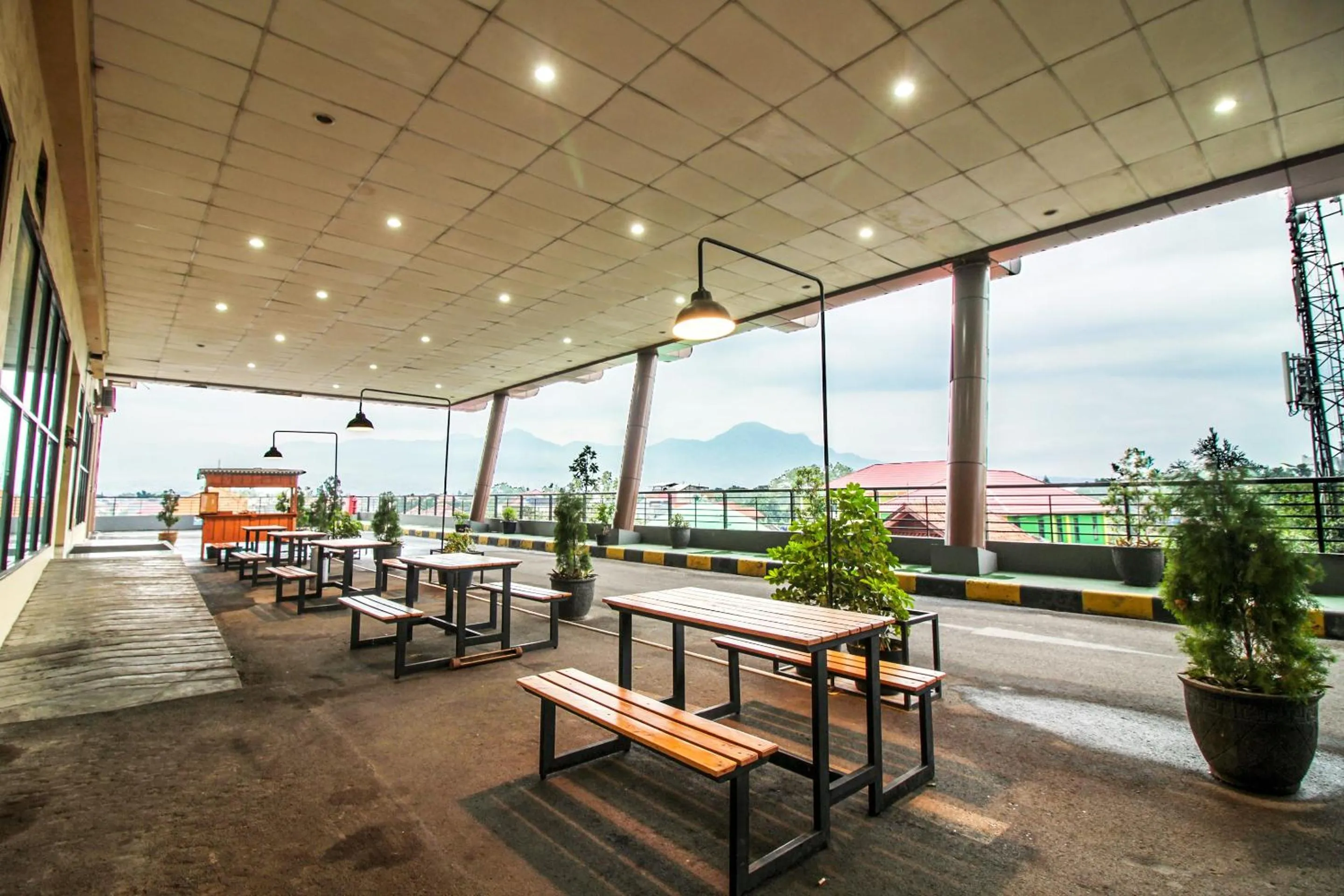 Restaurant/places to eat in Super OYO Capital O 483 Tamansari Panoramic Bandung