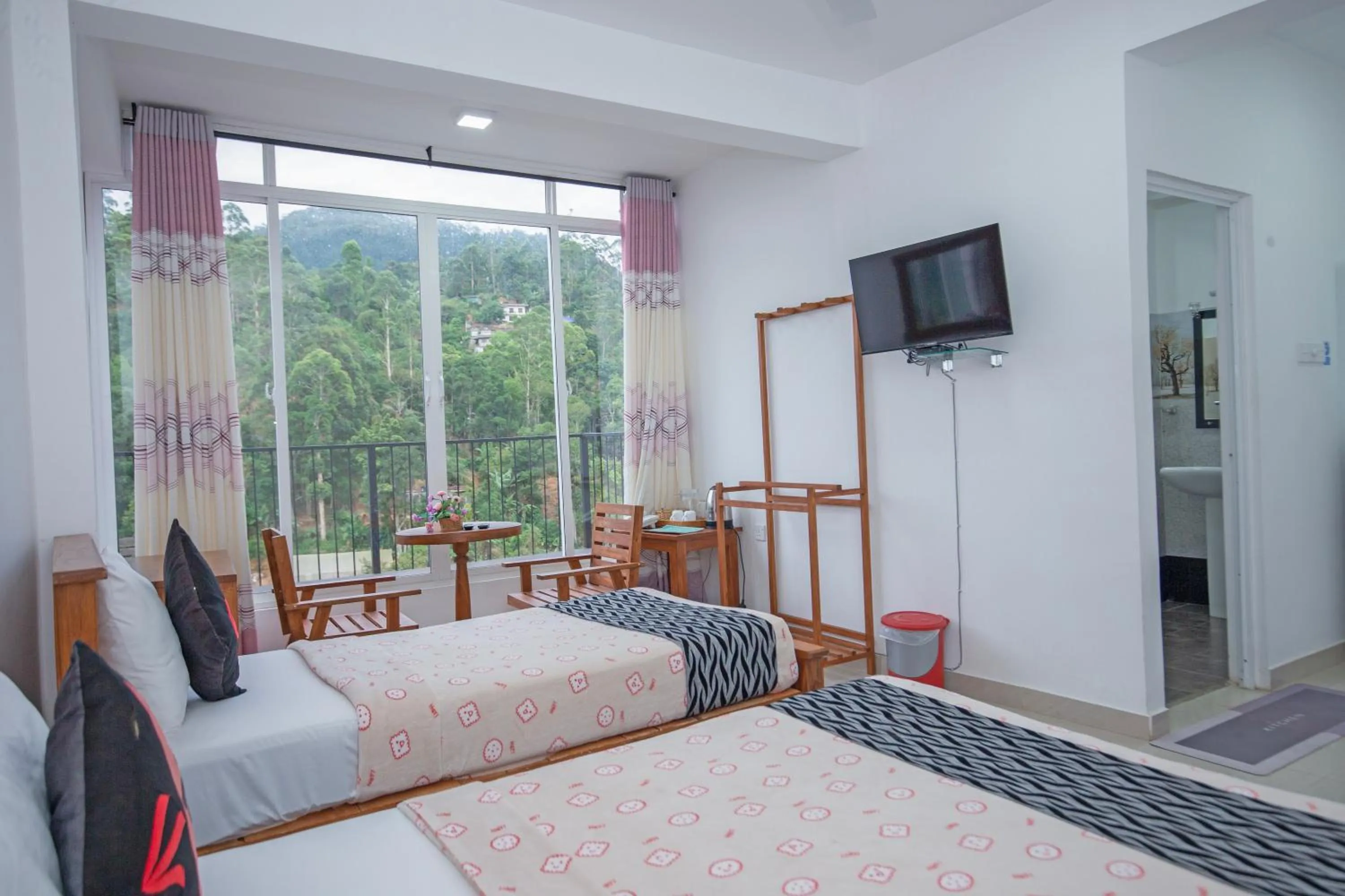 Photo of the whole room, Bed in Top Mountain Resort