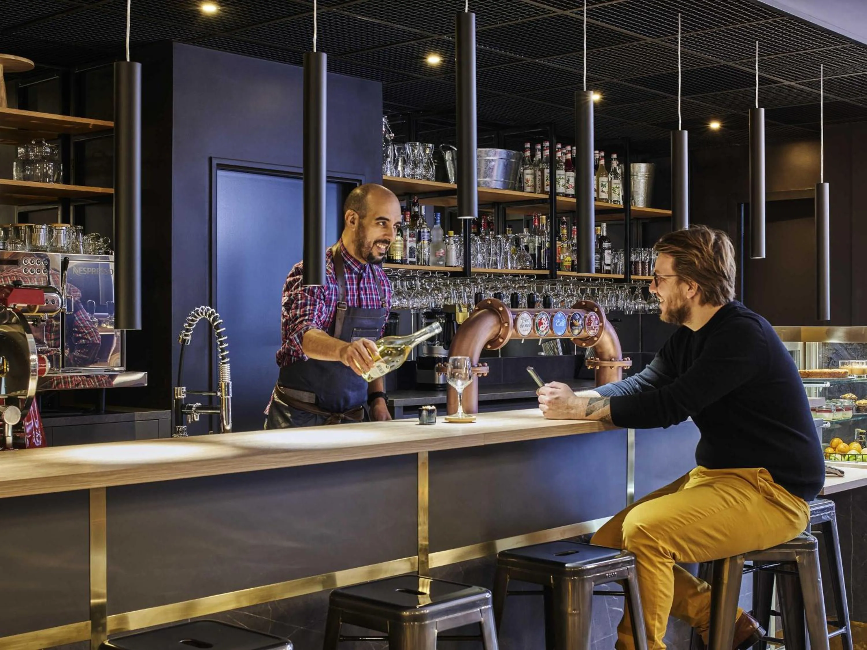 Lounge or bar in ibis Clamart Paris Velizy