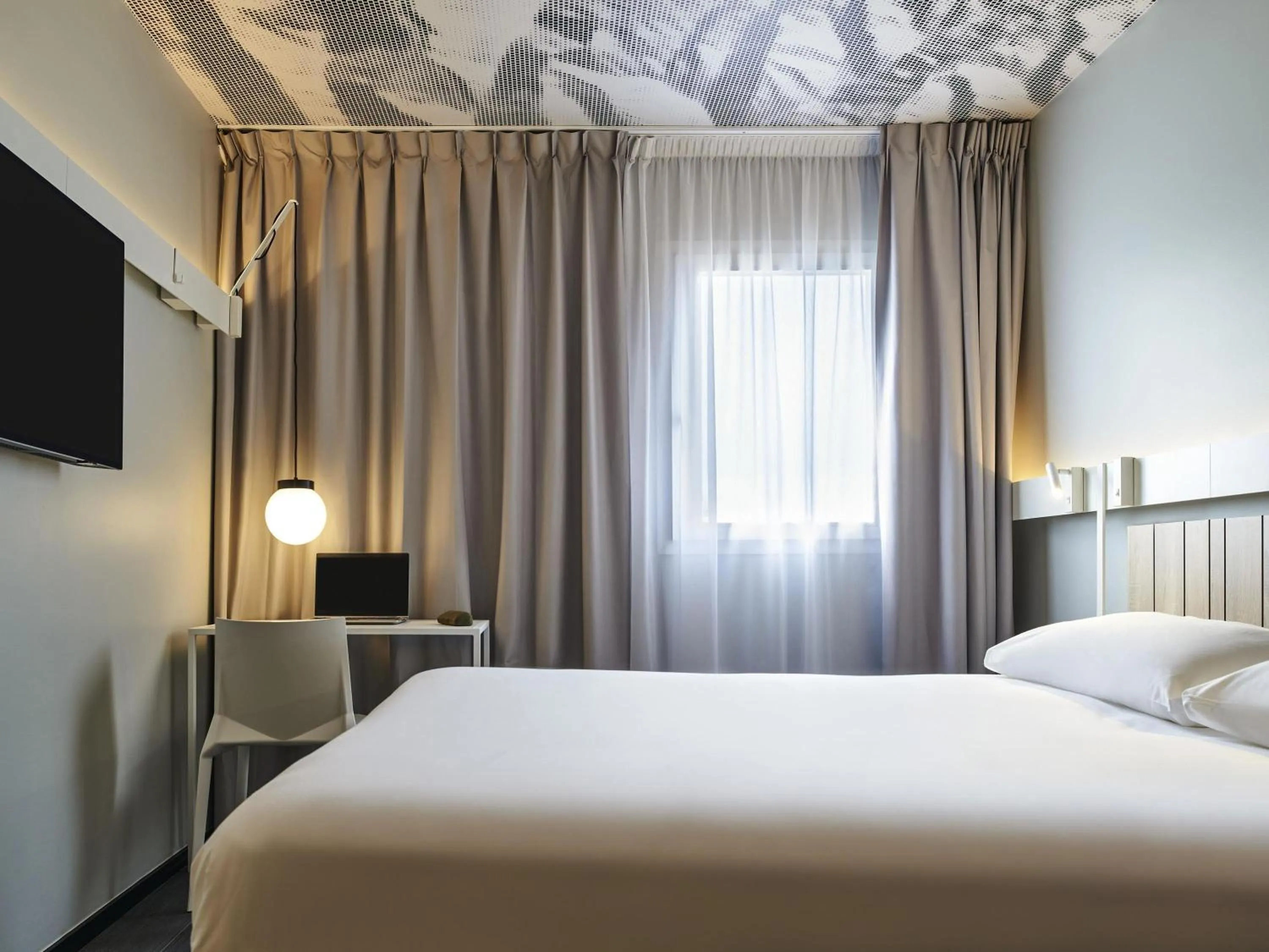 Bedroom, Bed in ibis Clamart Paris Velizy