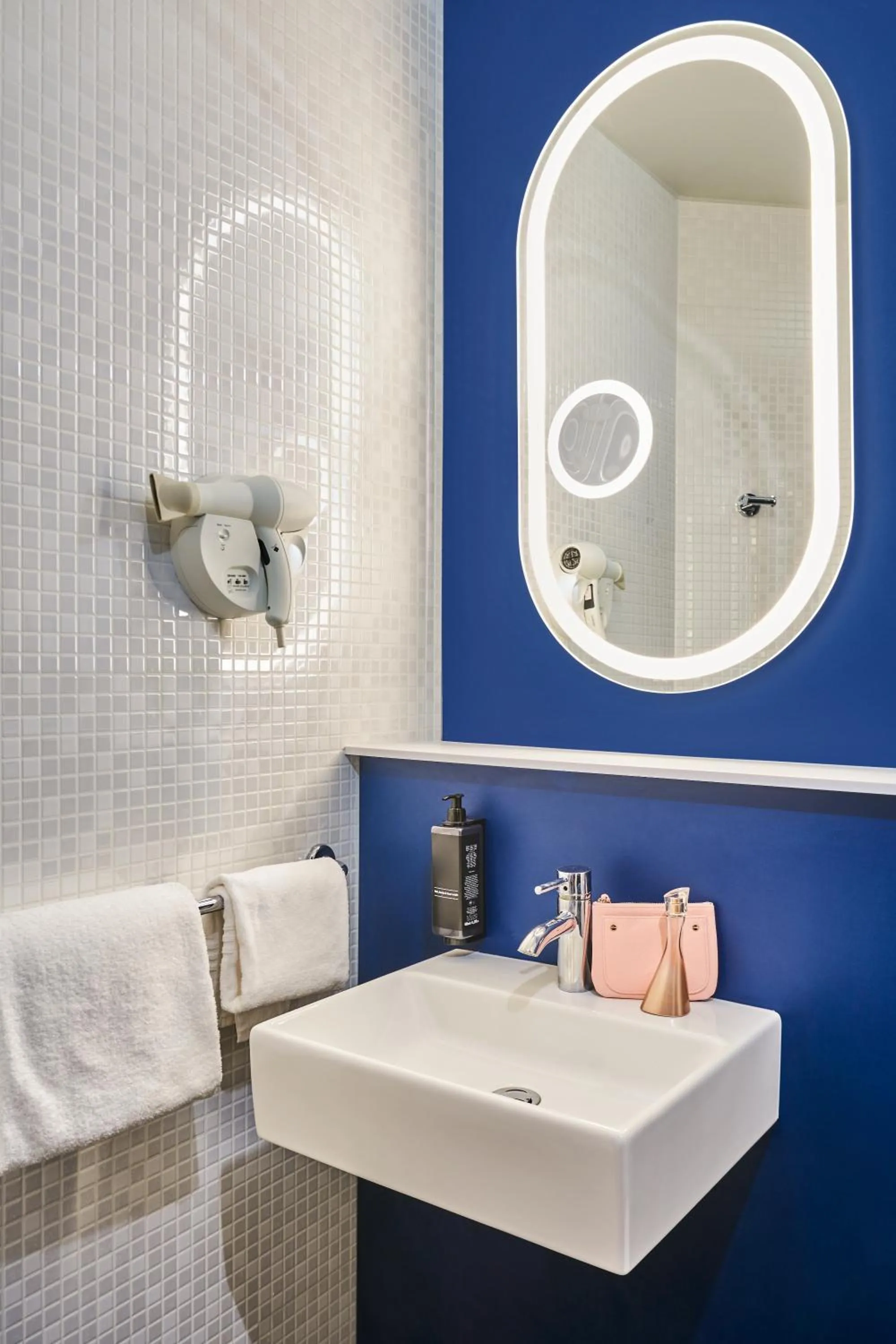 Bathroom in ibis Clamart Paris Velizy