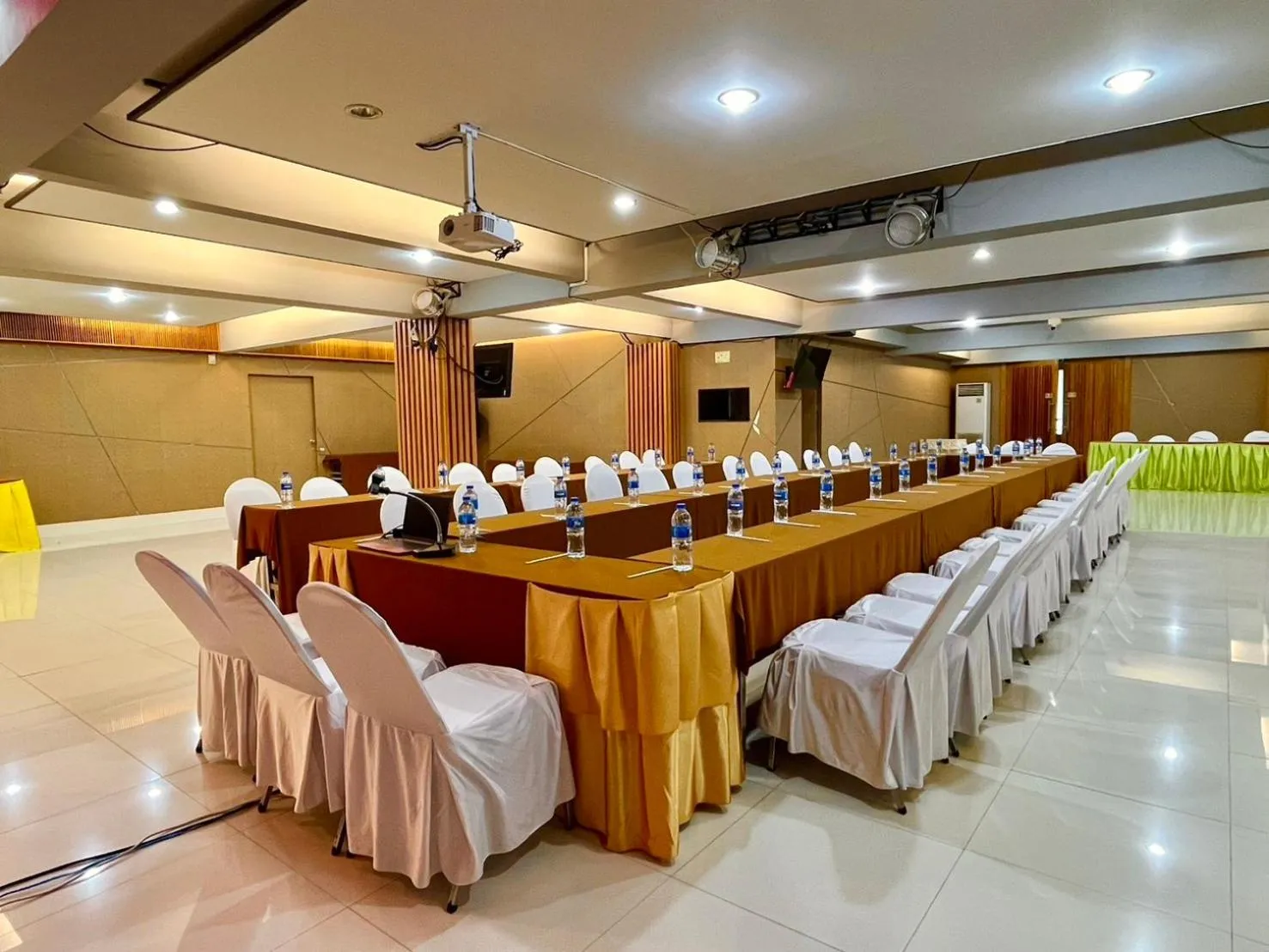 Meeting/conference room in Friendlytel Hotel