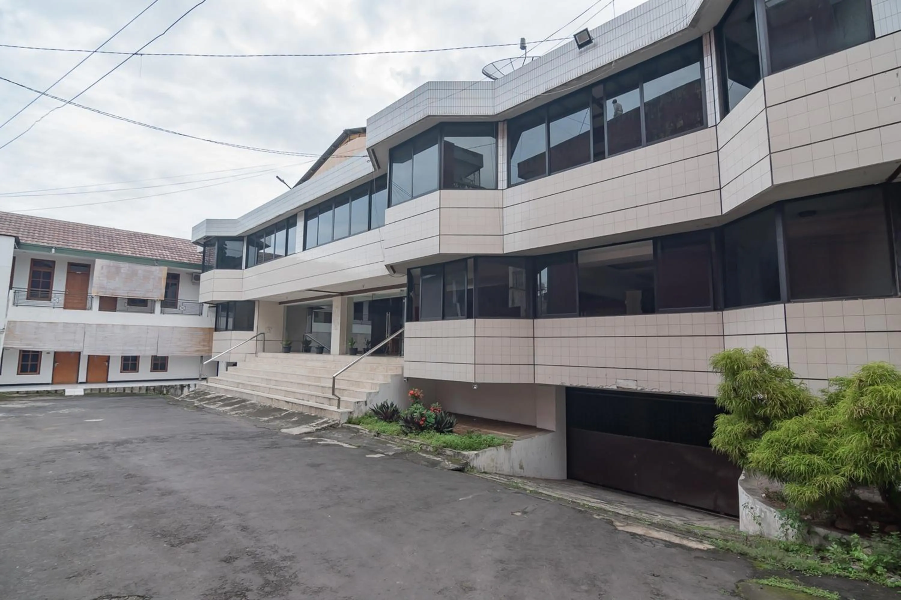 Property building in RedDoorz near Sukabumi Station 2