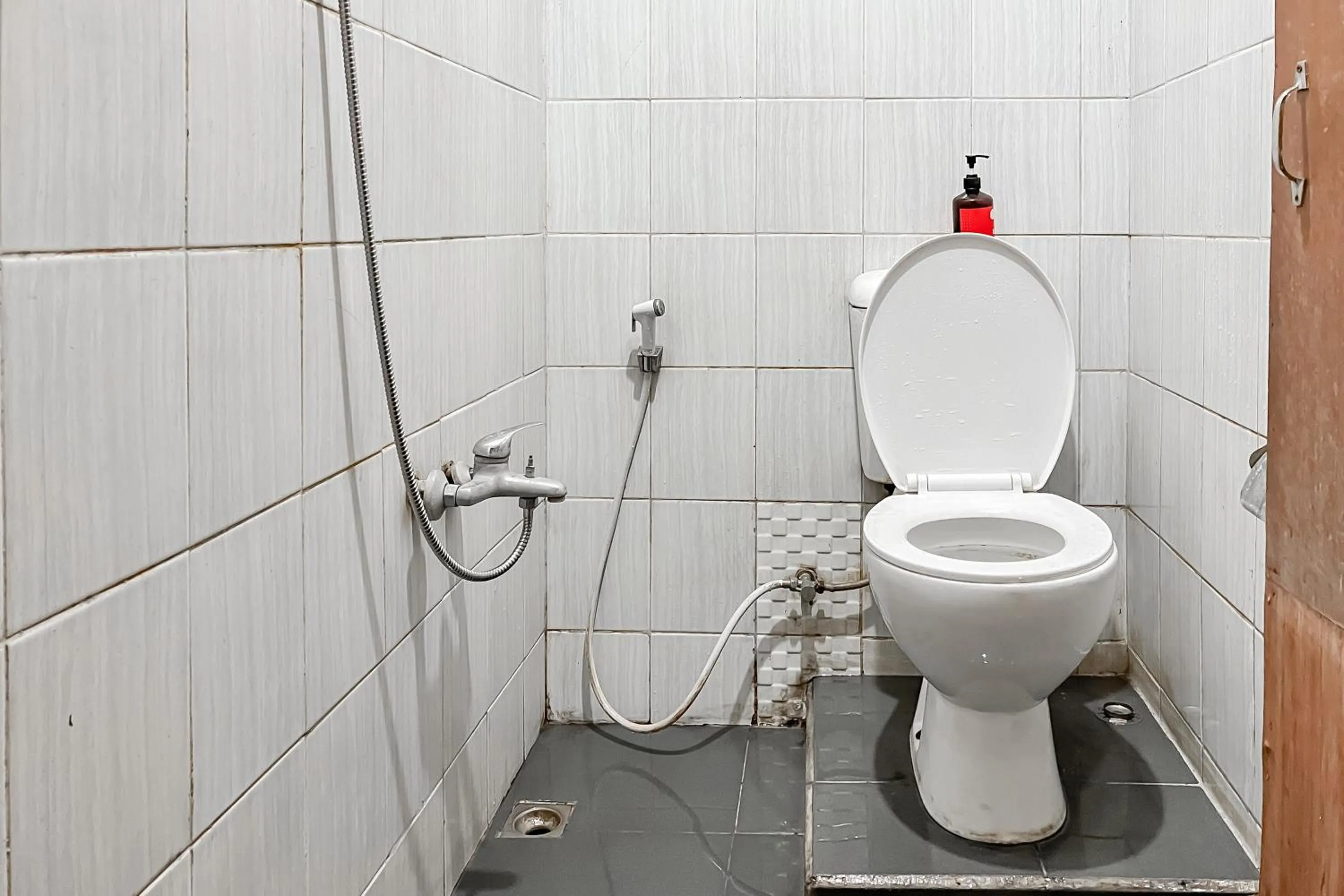 Bathroom in RedDoorz near Sukabumi Station 2