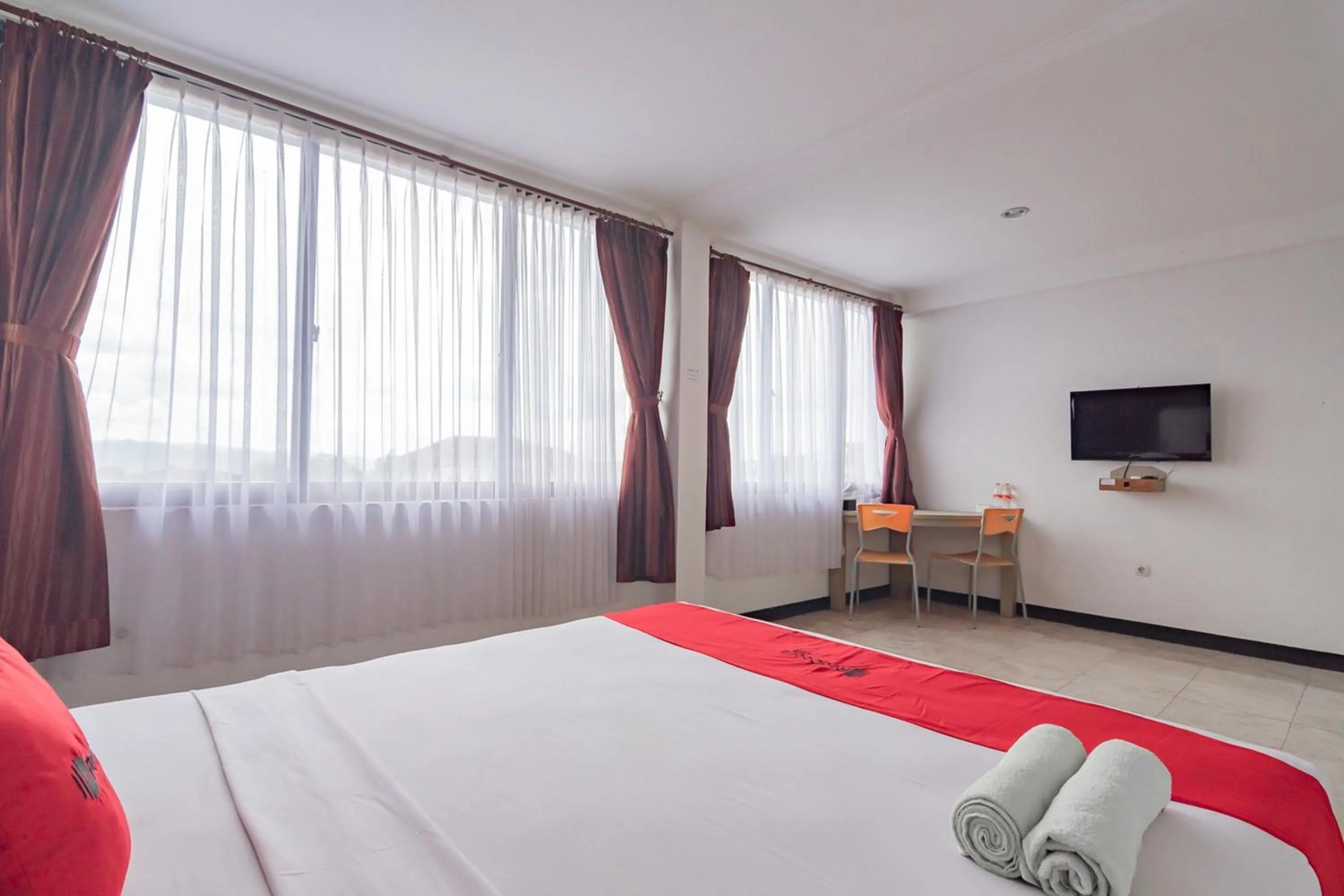 Bed in RedDoorz near Sukabumi Station 2