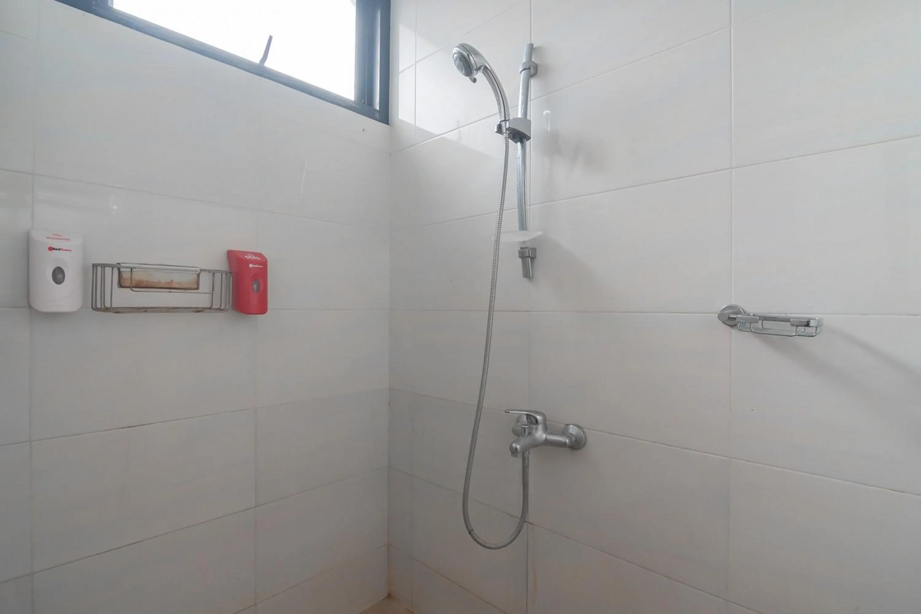 Bathroom in RedDoorz near Sukabumi Station 2