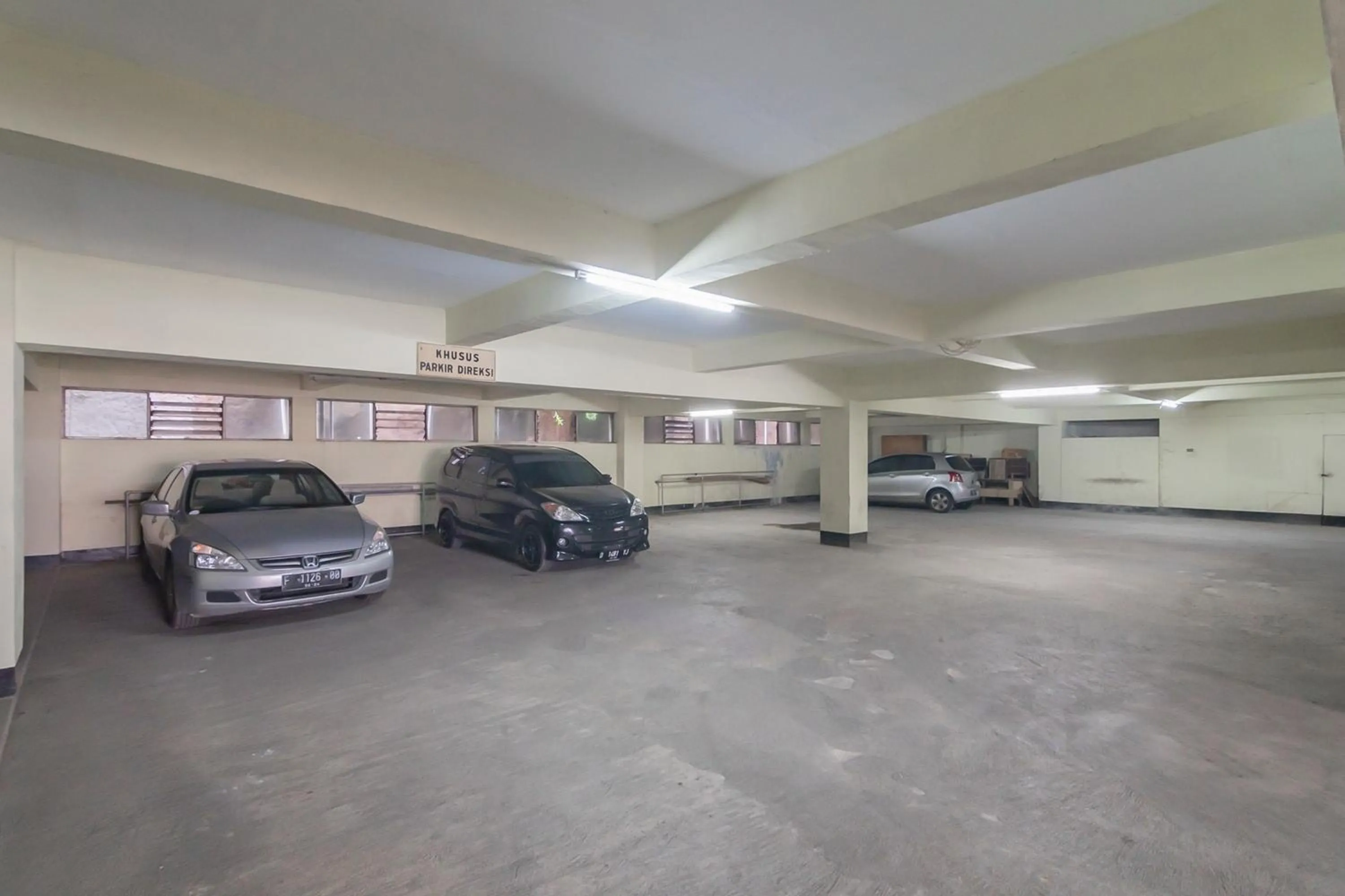 Parking in RedDoorz near Sukabumi Station 2