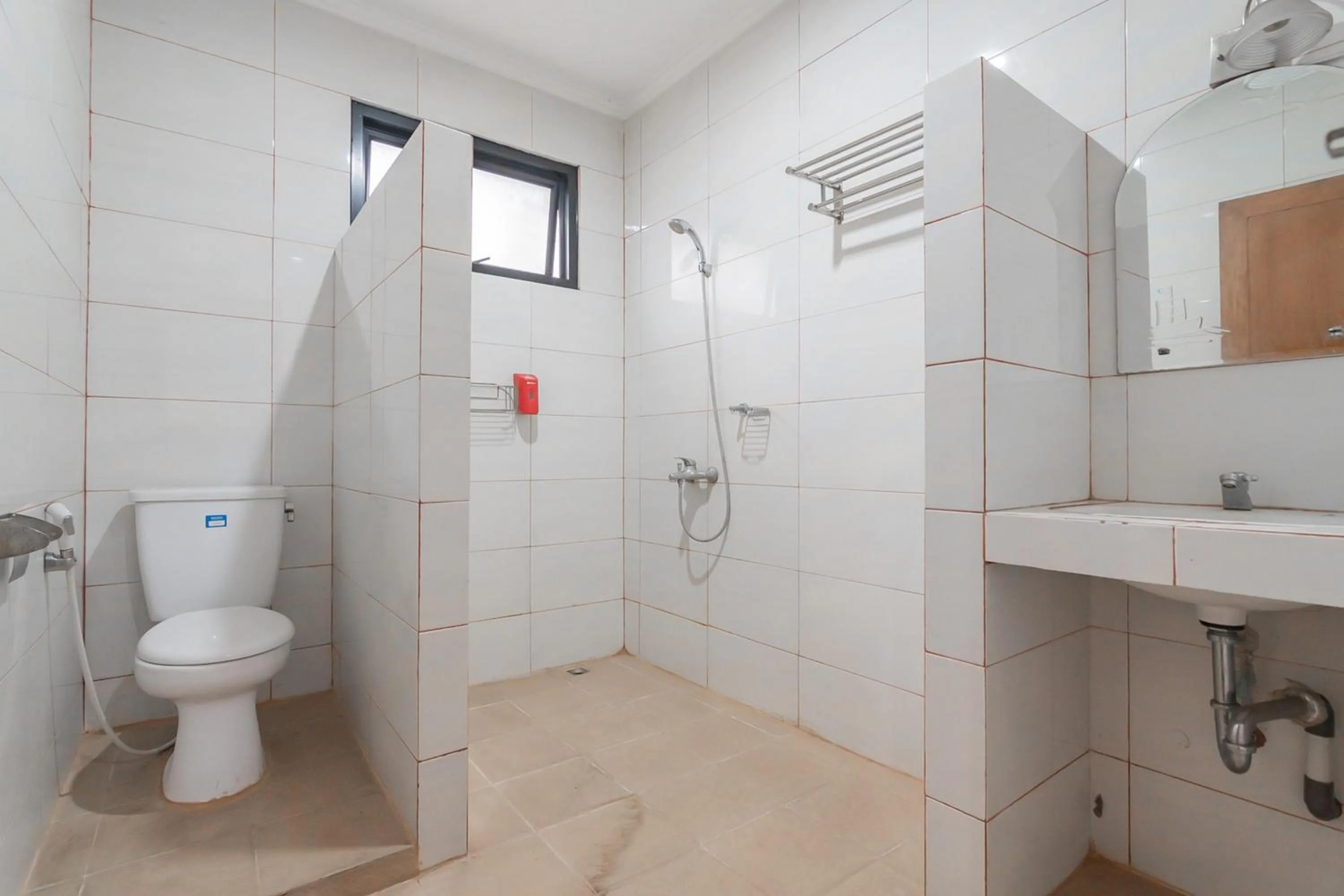 Bathroom in RedDoorz near Sukabumi Station 2