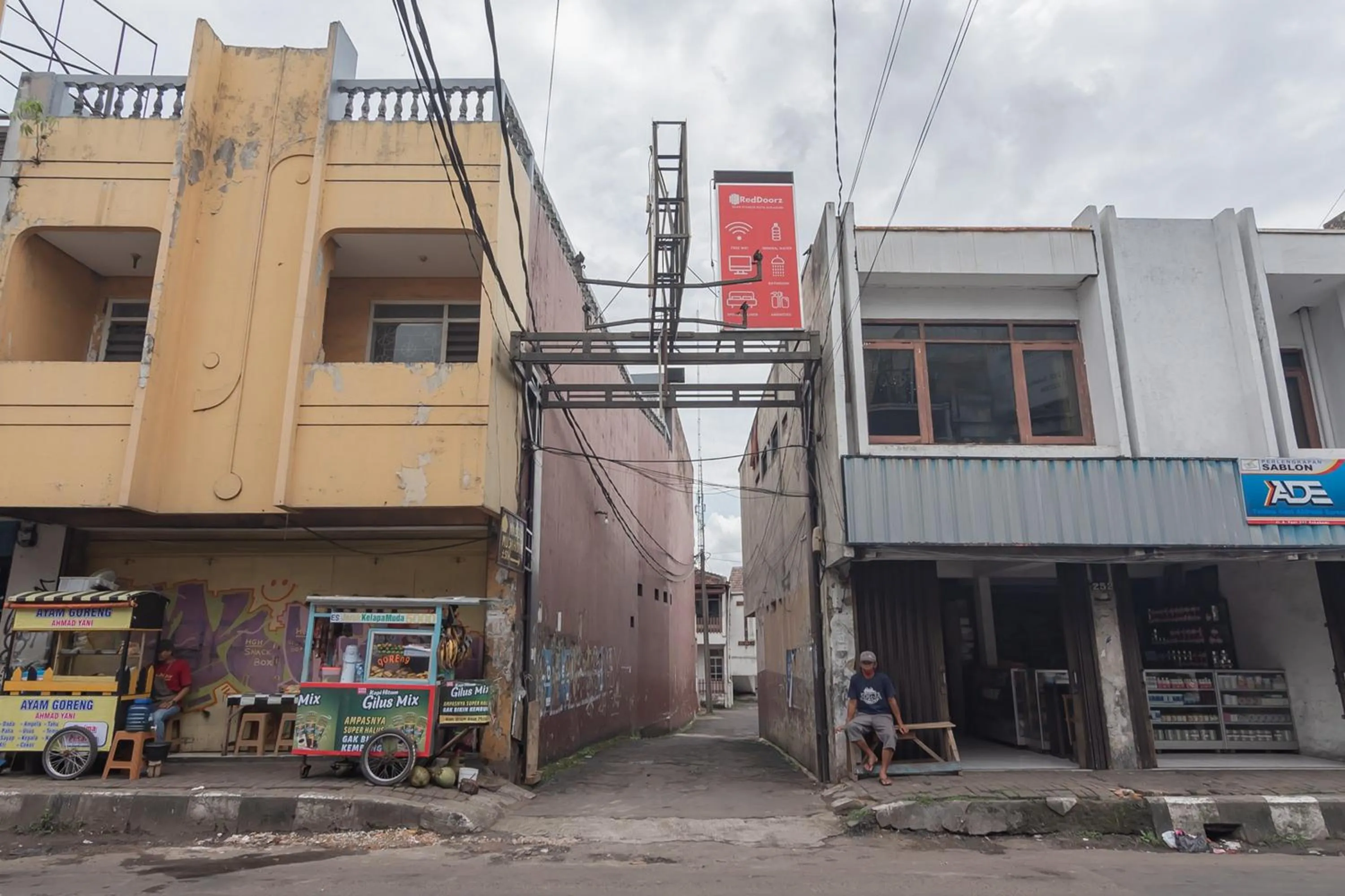 Property building in RedDoorz near Sukabumi Station 2