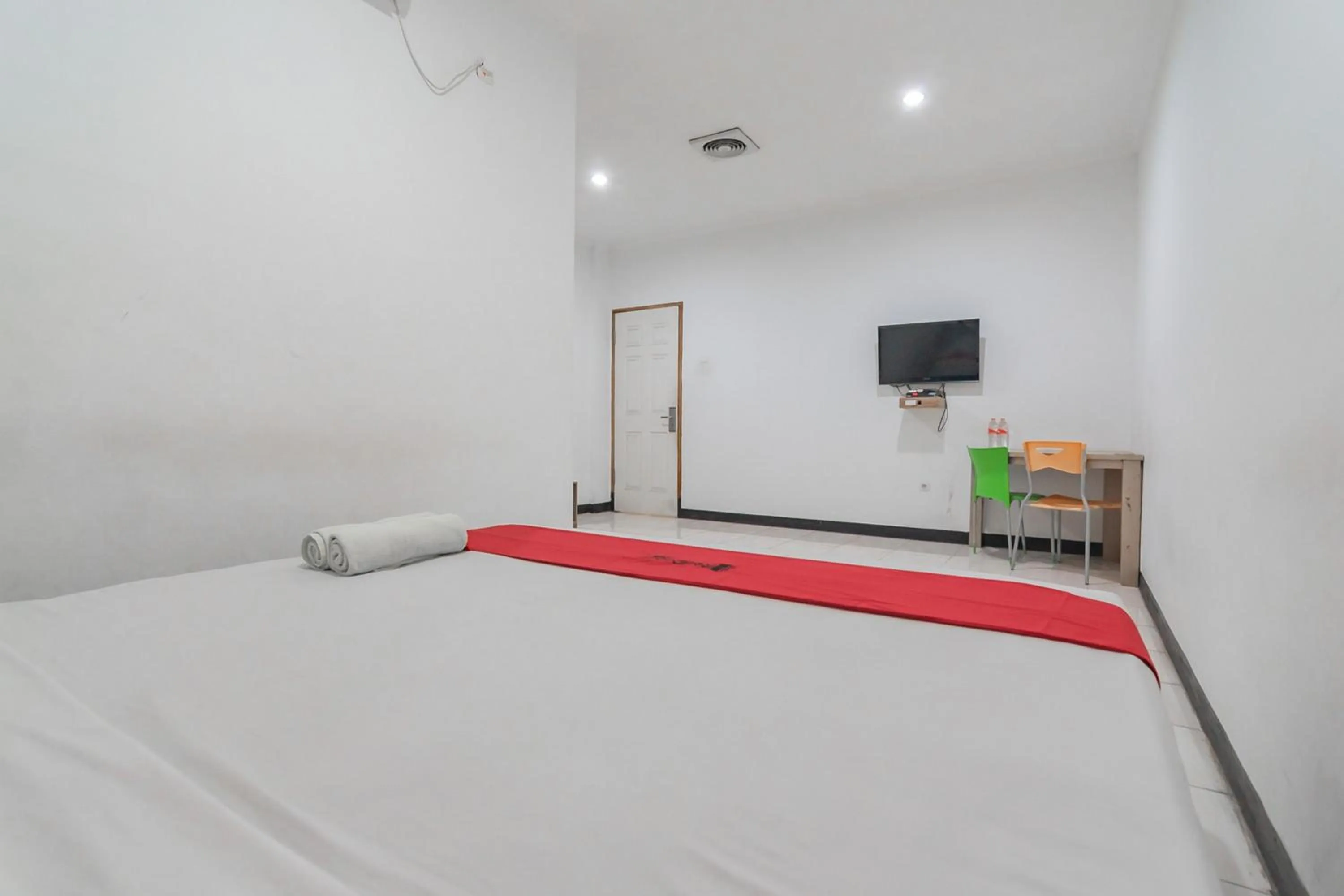 Bed in RedDoorz near Sukabumi Station 2