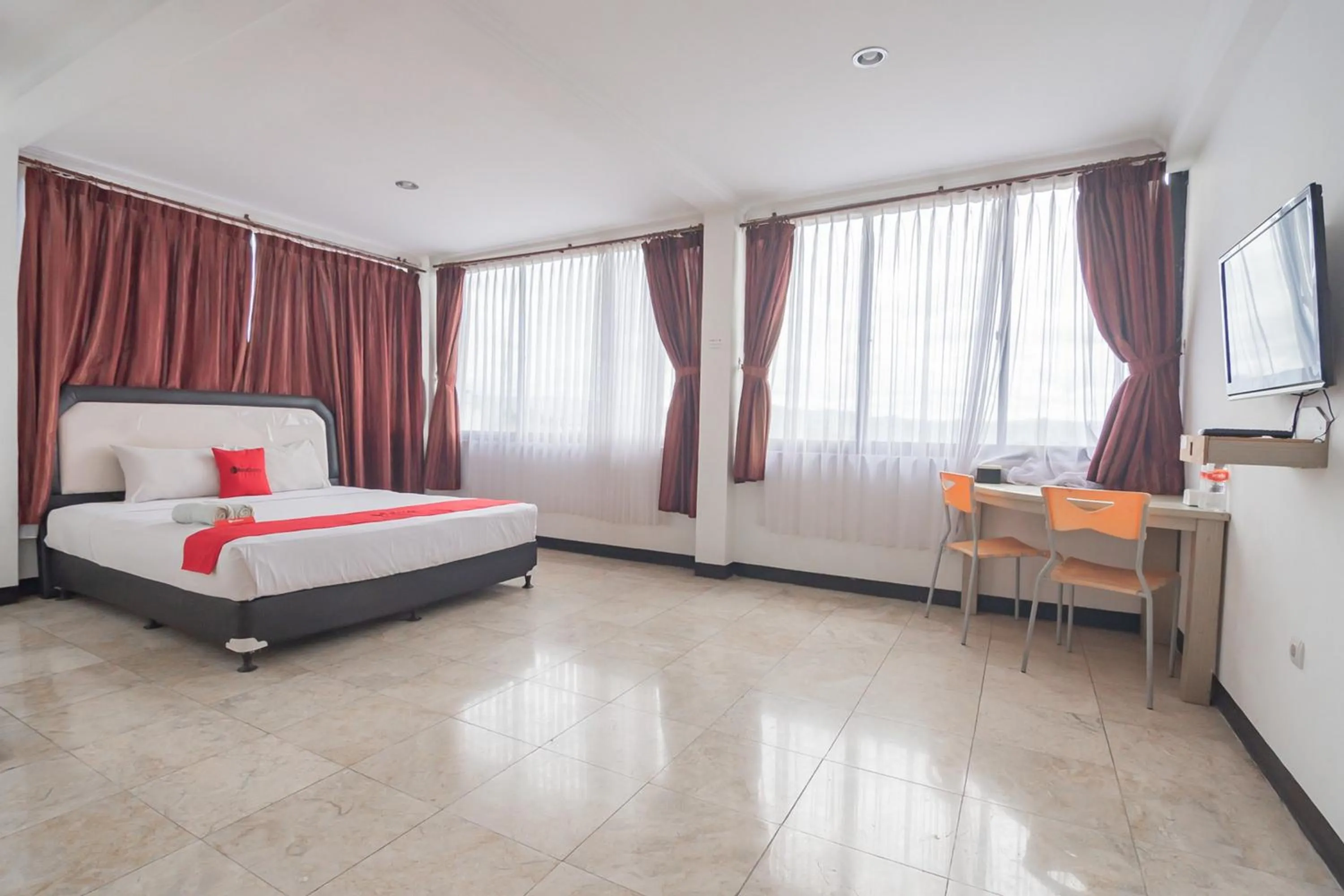Bed in RedDoorz near Sukabumi Station 2