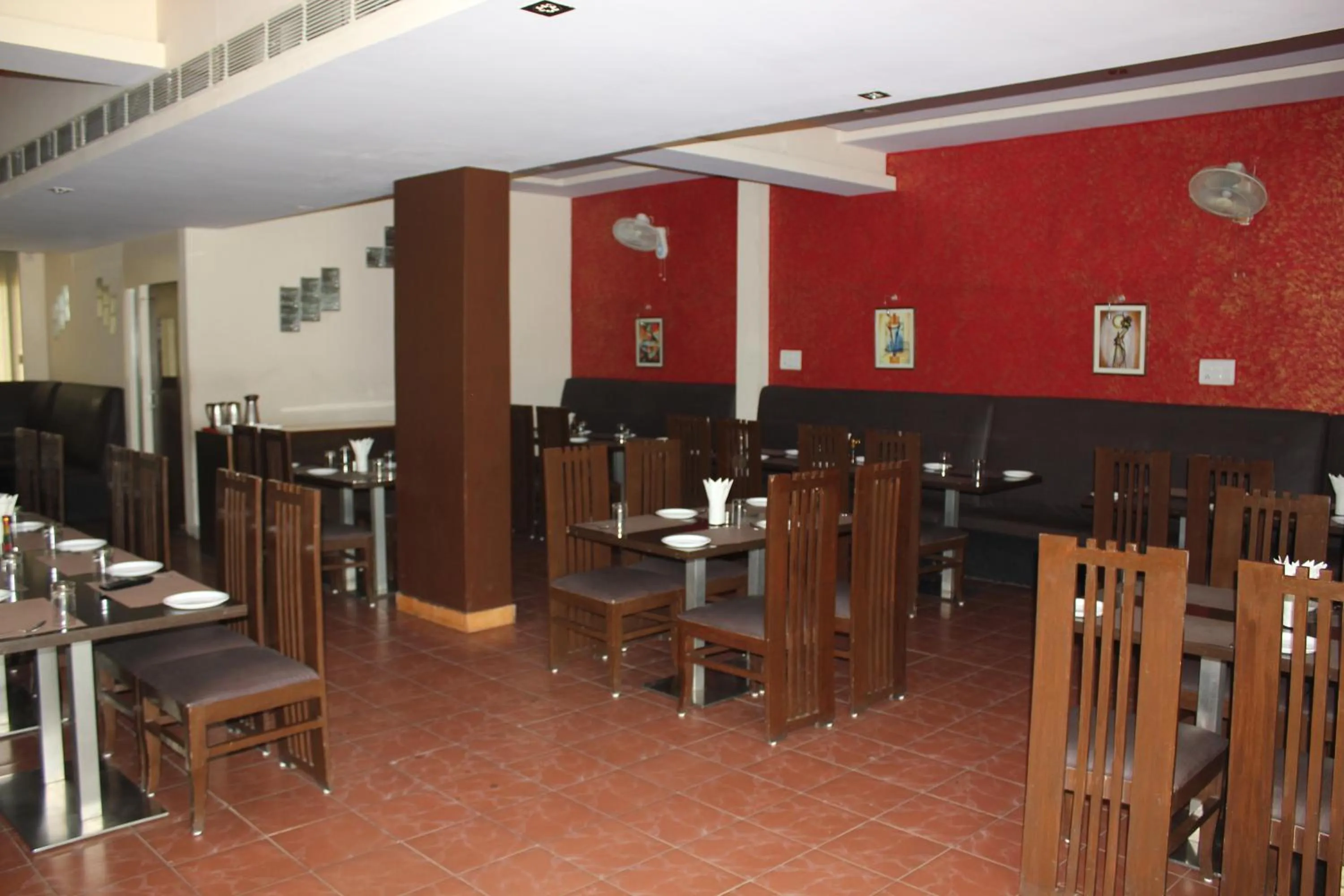 Restaurant/places to eat in Hotel Savi Regency