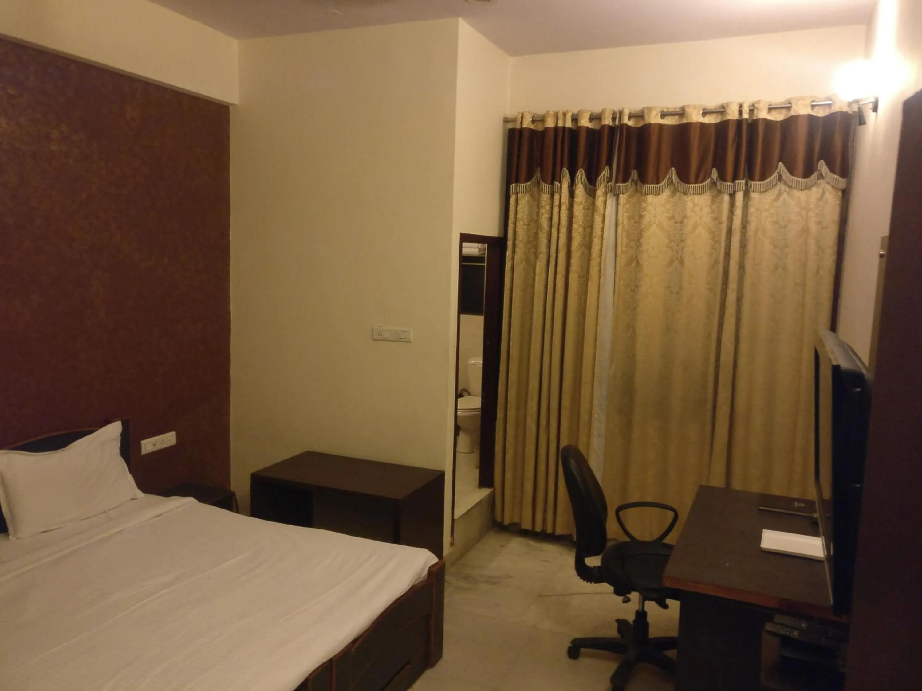 Bedroom, Bed in Hotel Savi Regency