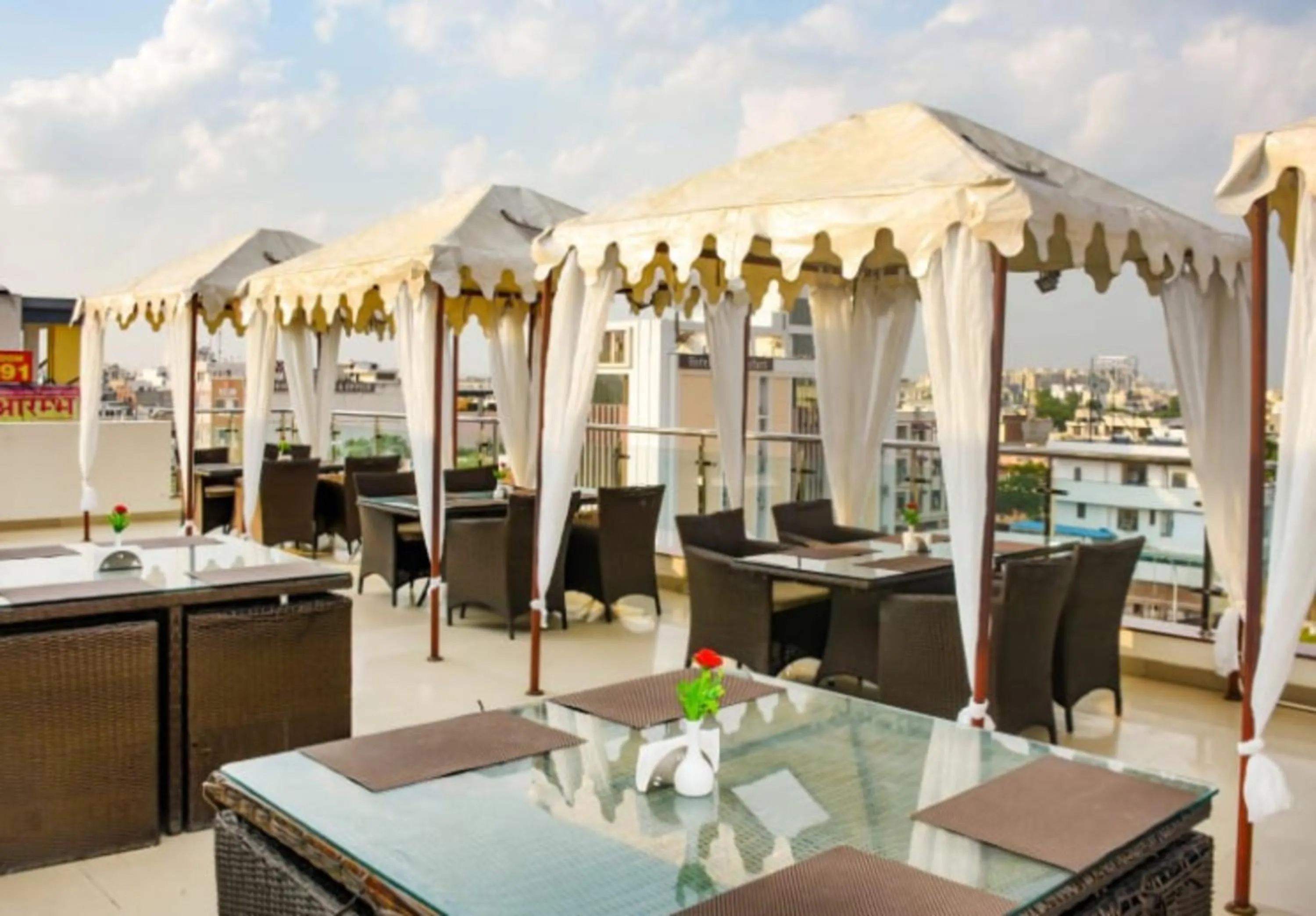 Restaurant/places to eat in Hotel Savi Regency