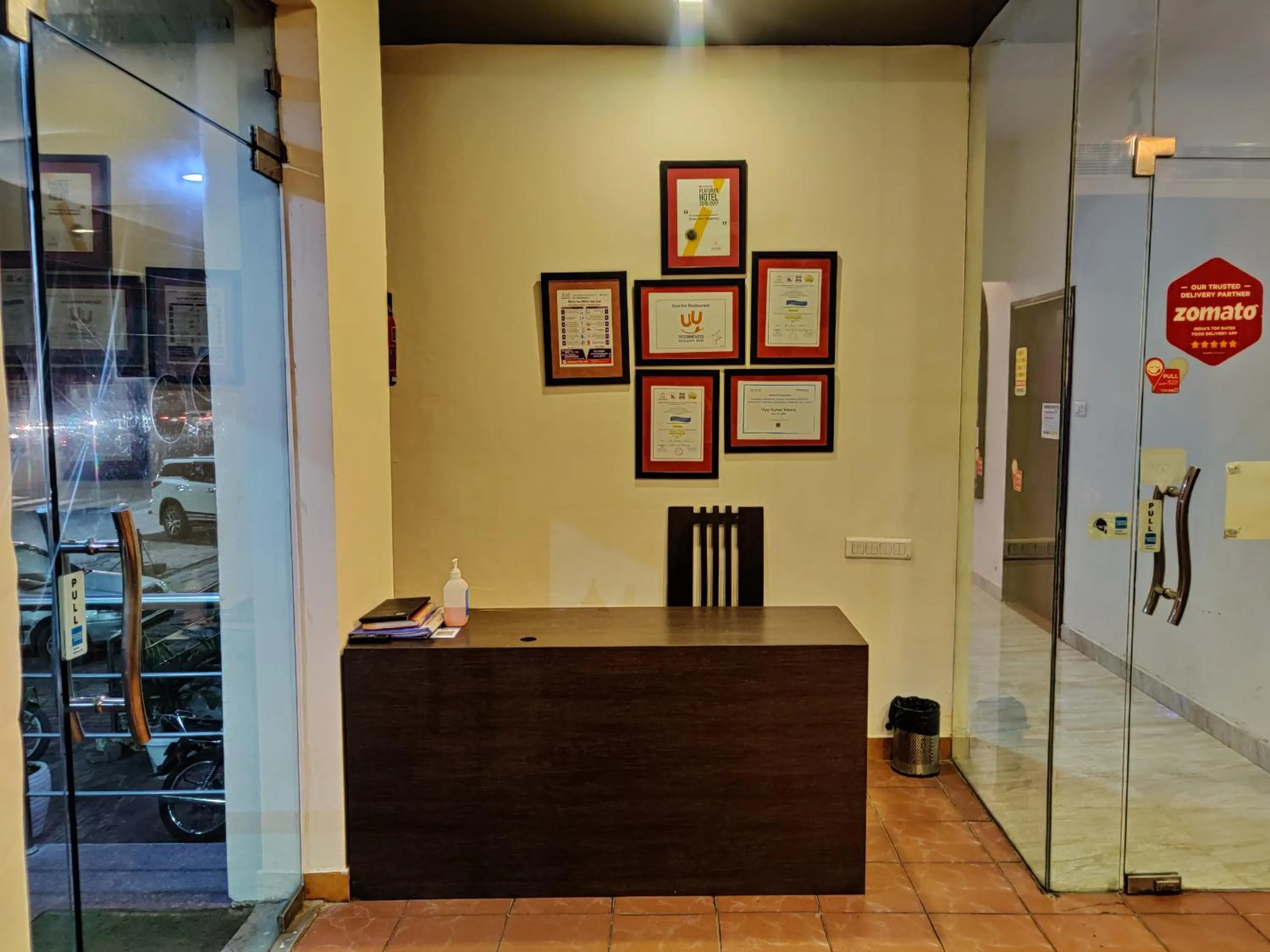 Restaurant/places to eat in Hotel Savi Regency