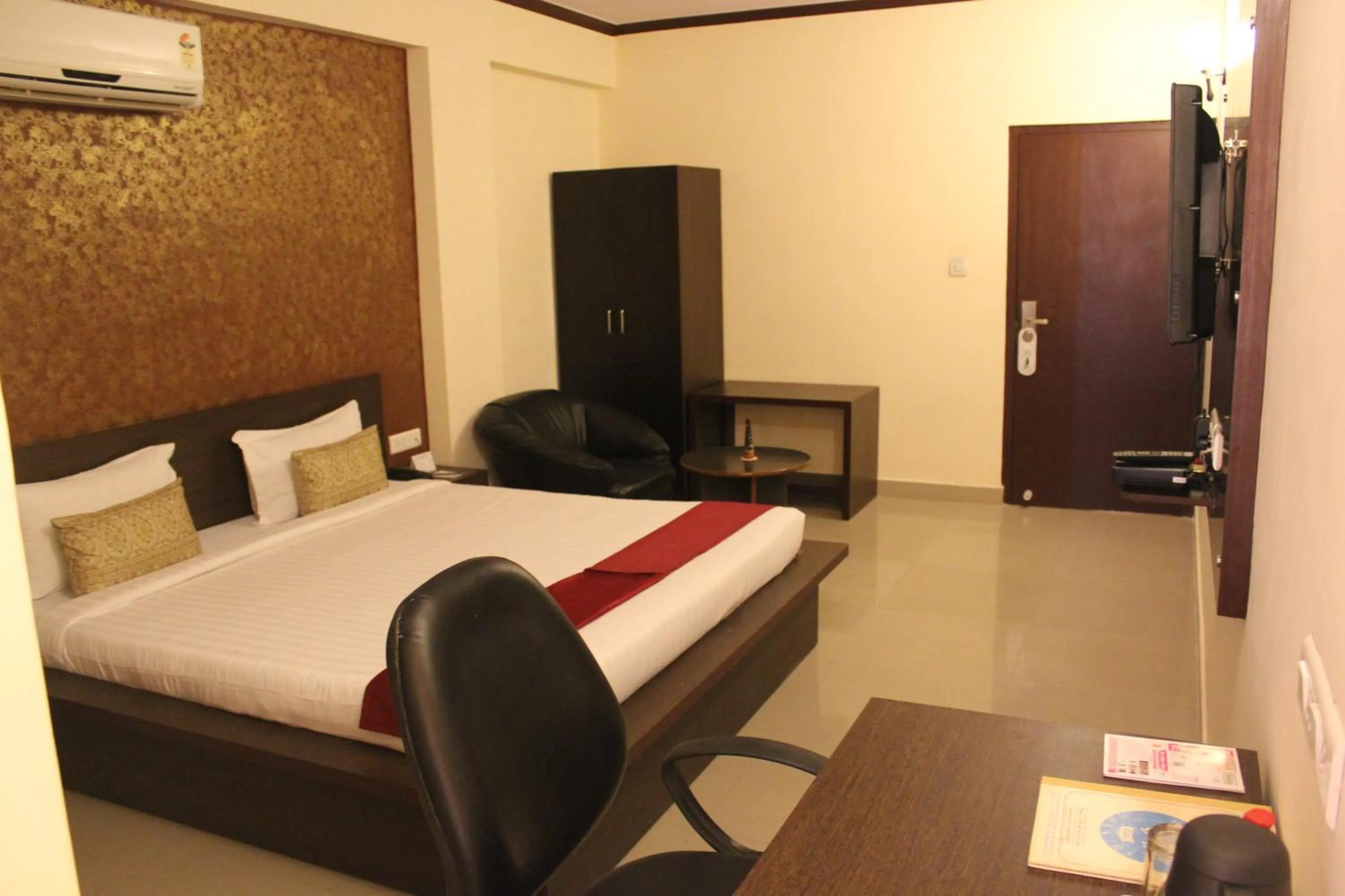 Photo of the whole room, Bed in Hotel Savi Regency