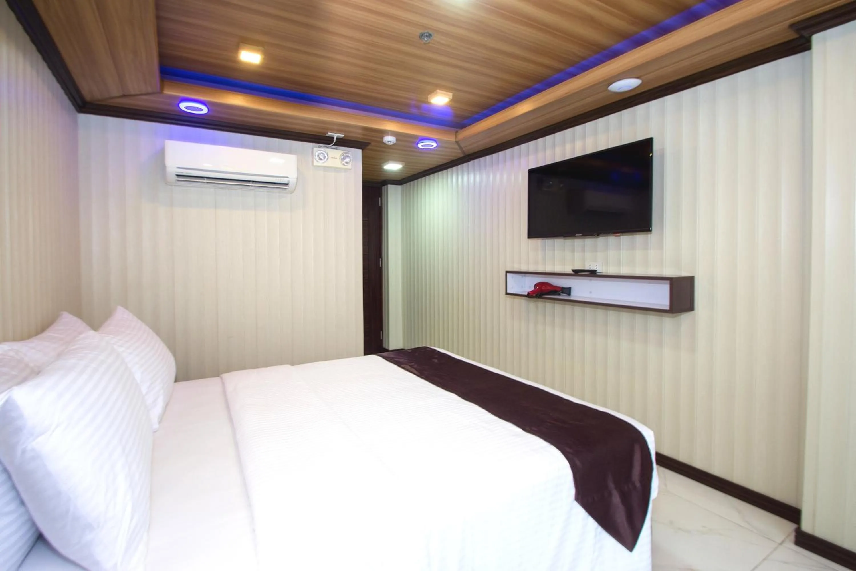 Bedroom, Bed in Diamond Water Edge Resort