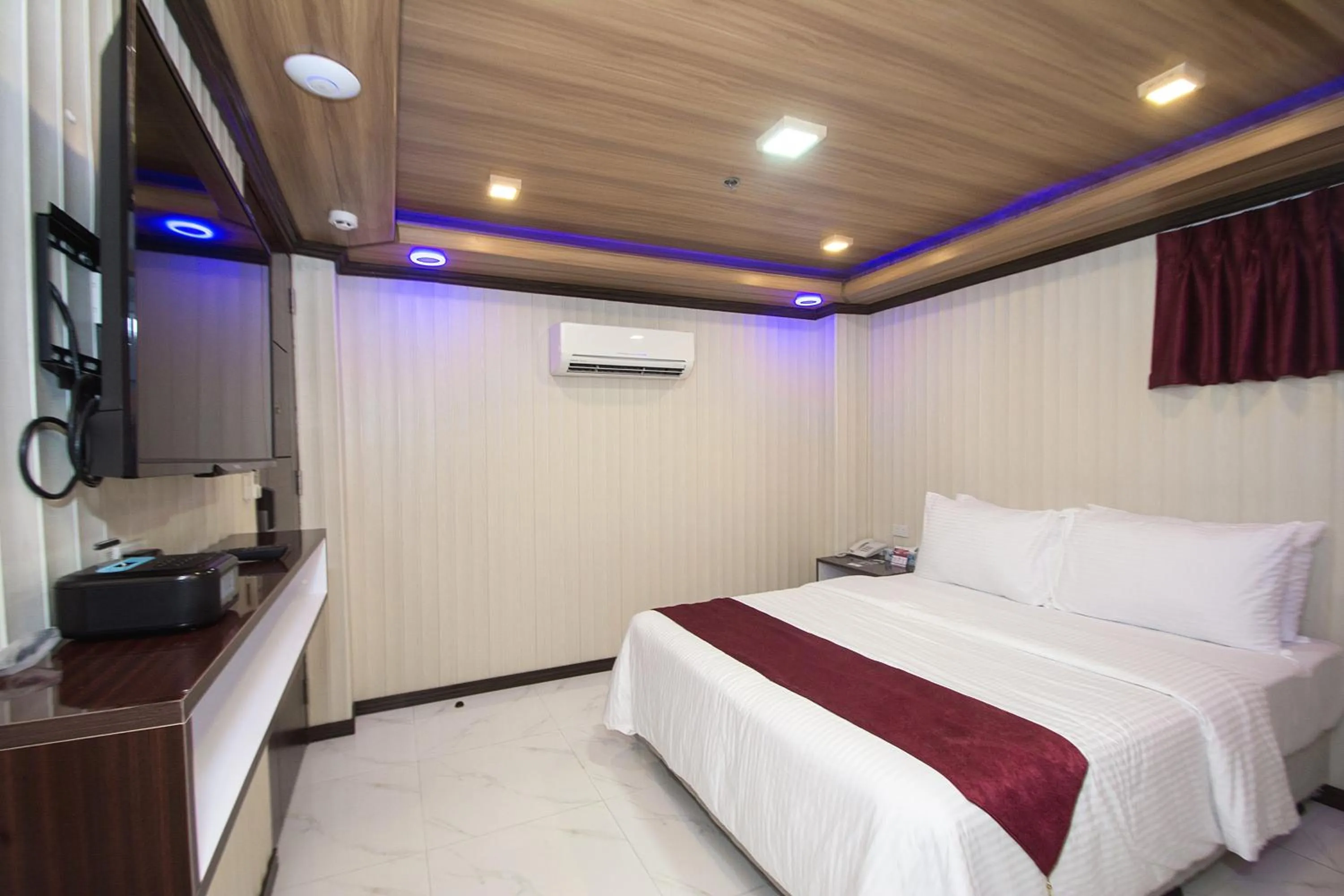 Photo of the whole room, Bed in Diamond Water Edge Resort