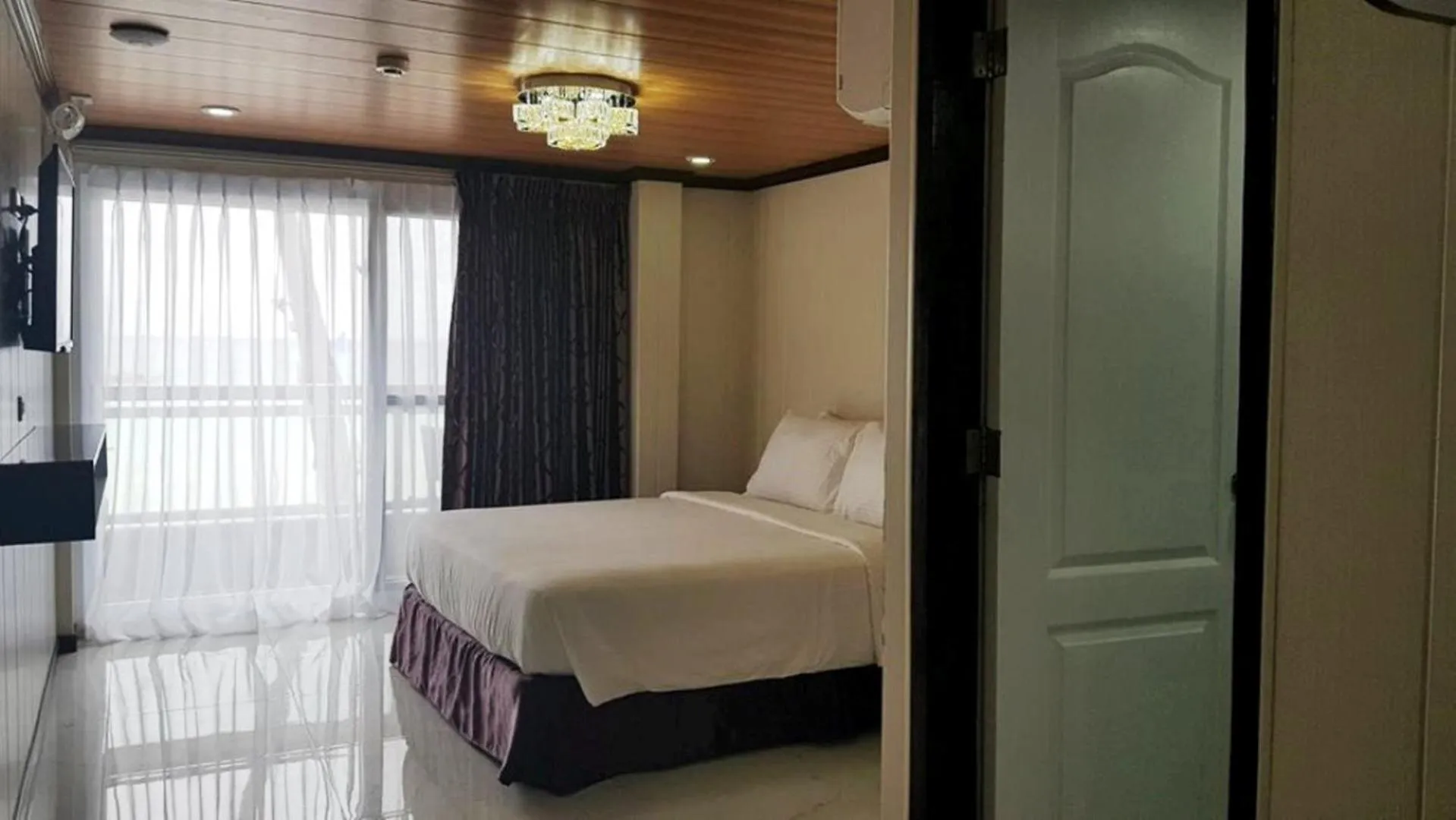 Bed in Diamond Water Edge Resort