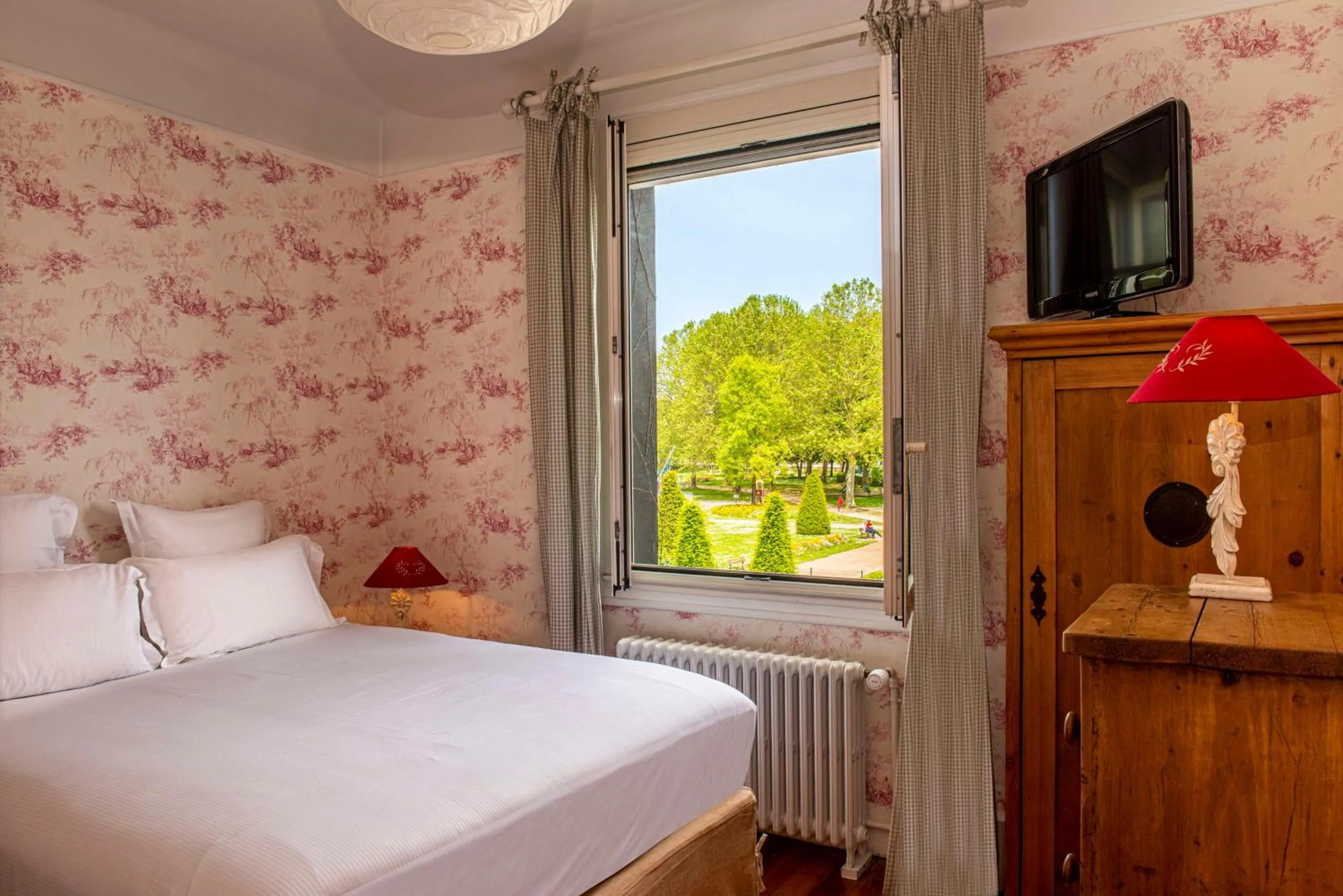 Bedroom, Bed in Les Maisons de Léa & Spa - Radisson Individuals