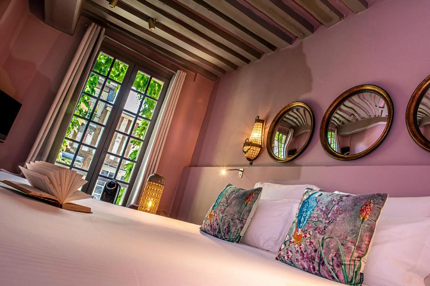 Bedroom, Bed in Les Maisons de Léa & Spa - Radisson Individuals