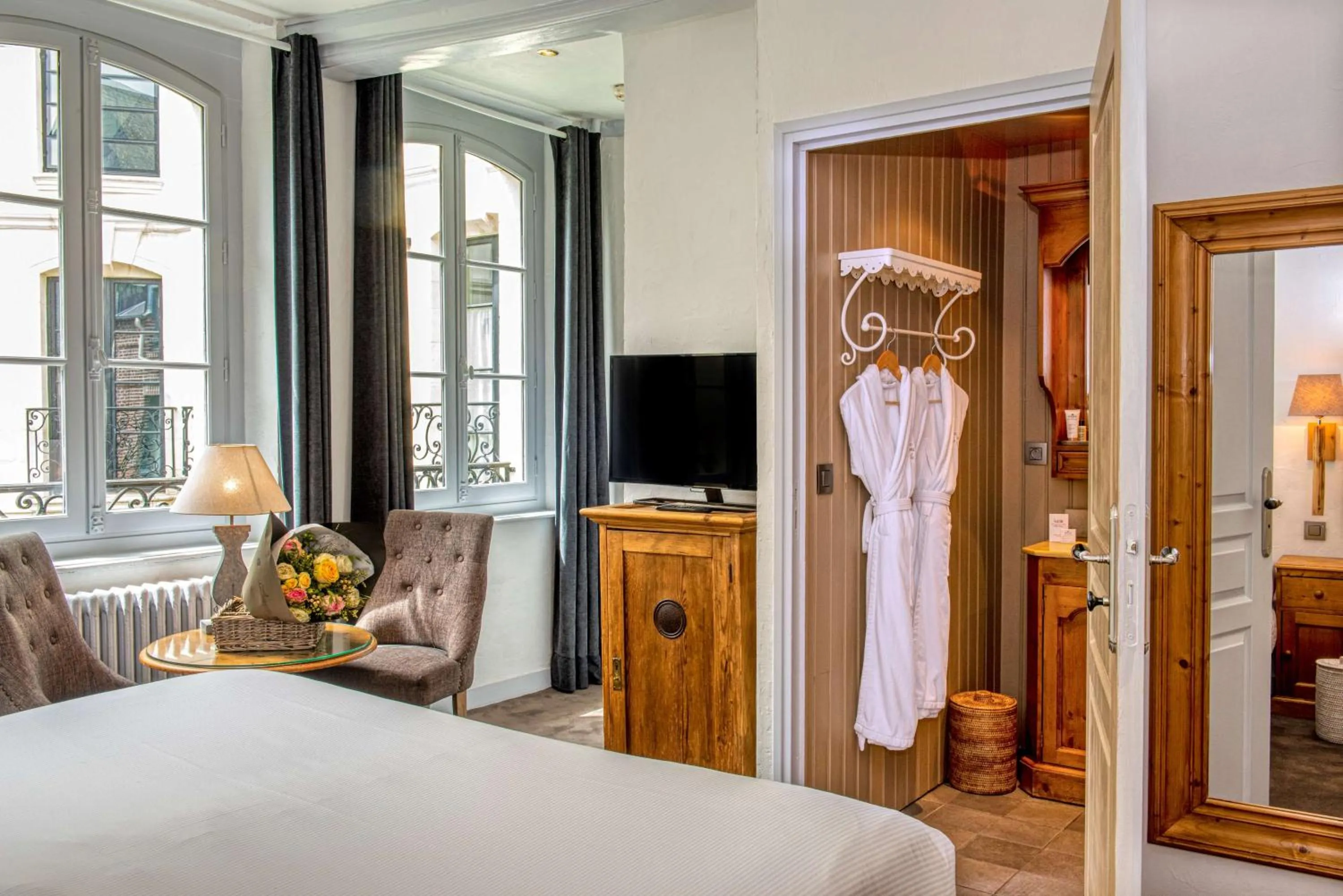 Bedroom, Bed in Les Maisons de Léa & Spa - Radisson Individuals