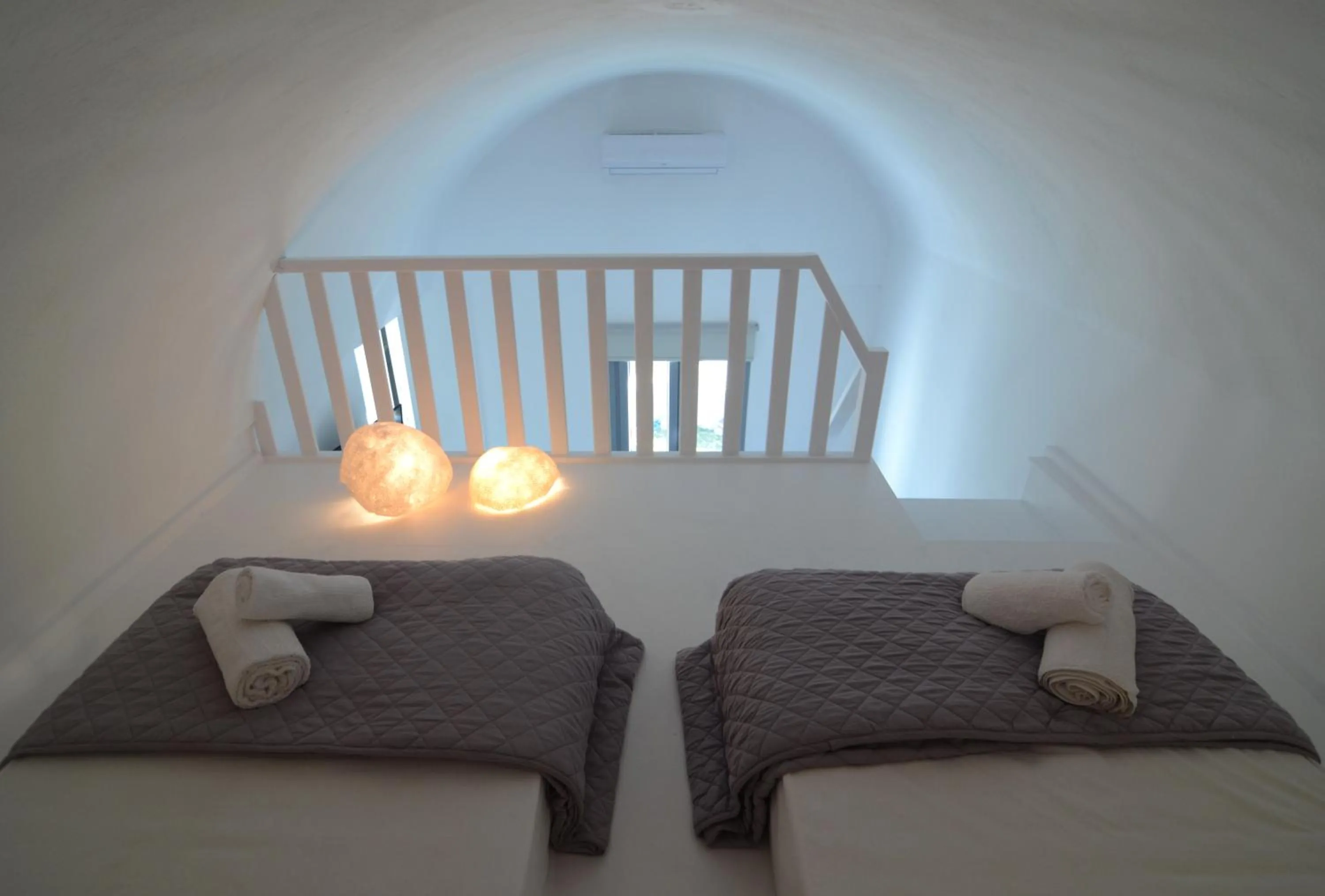 Bed in DL Santorini