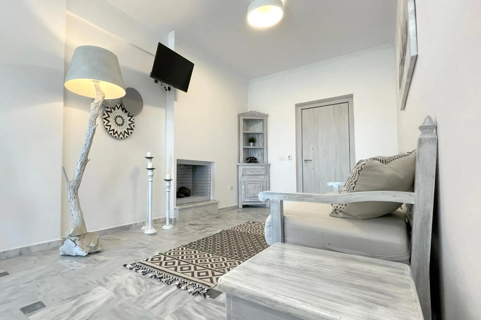 TV and multimedia in DL Santorini