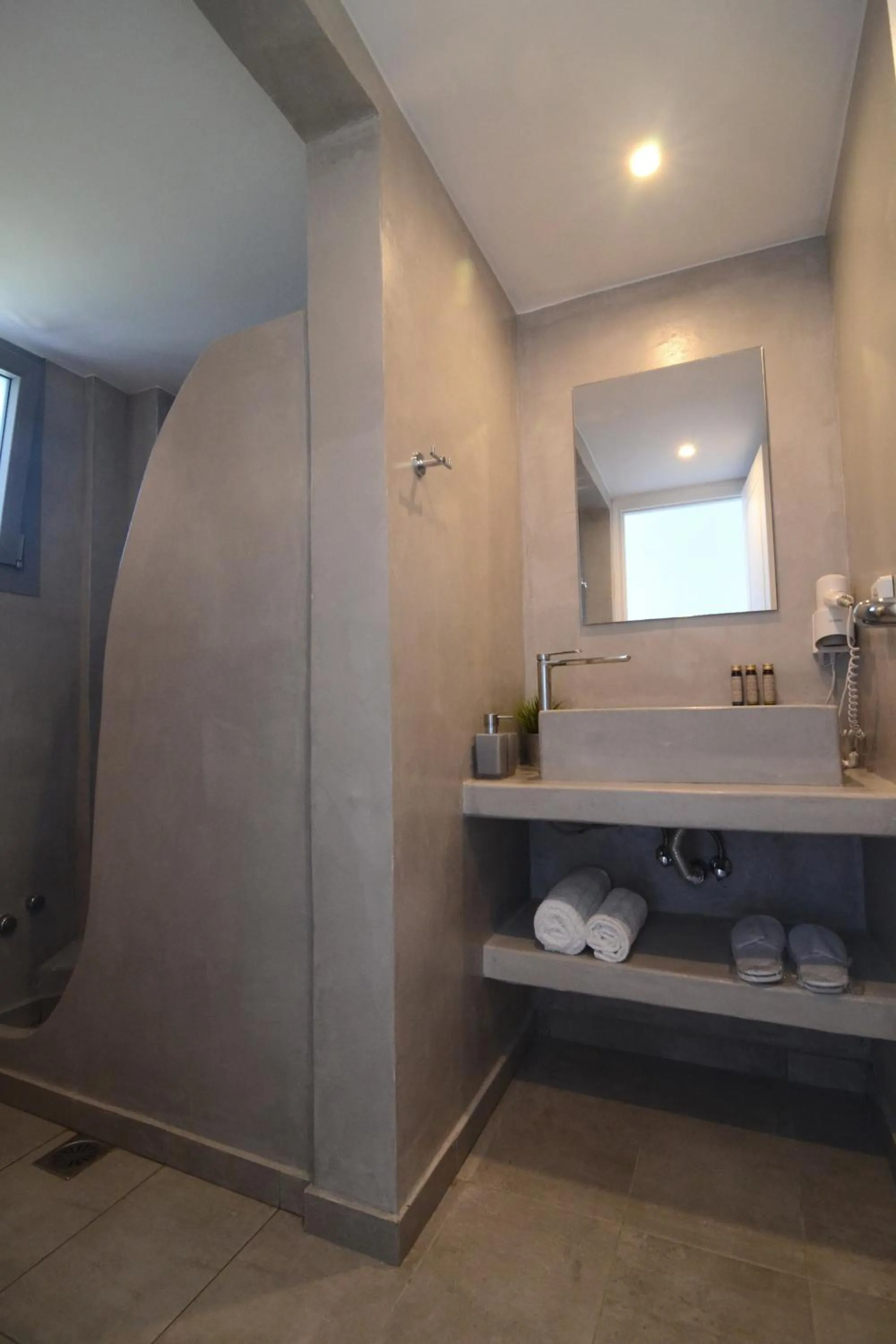 Shower in DL Santorini