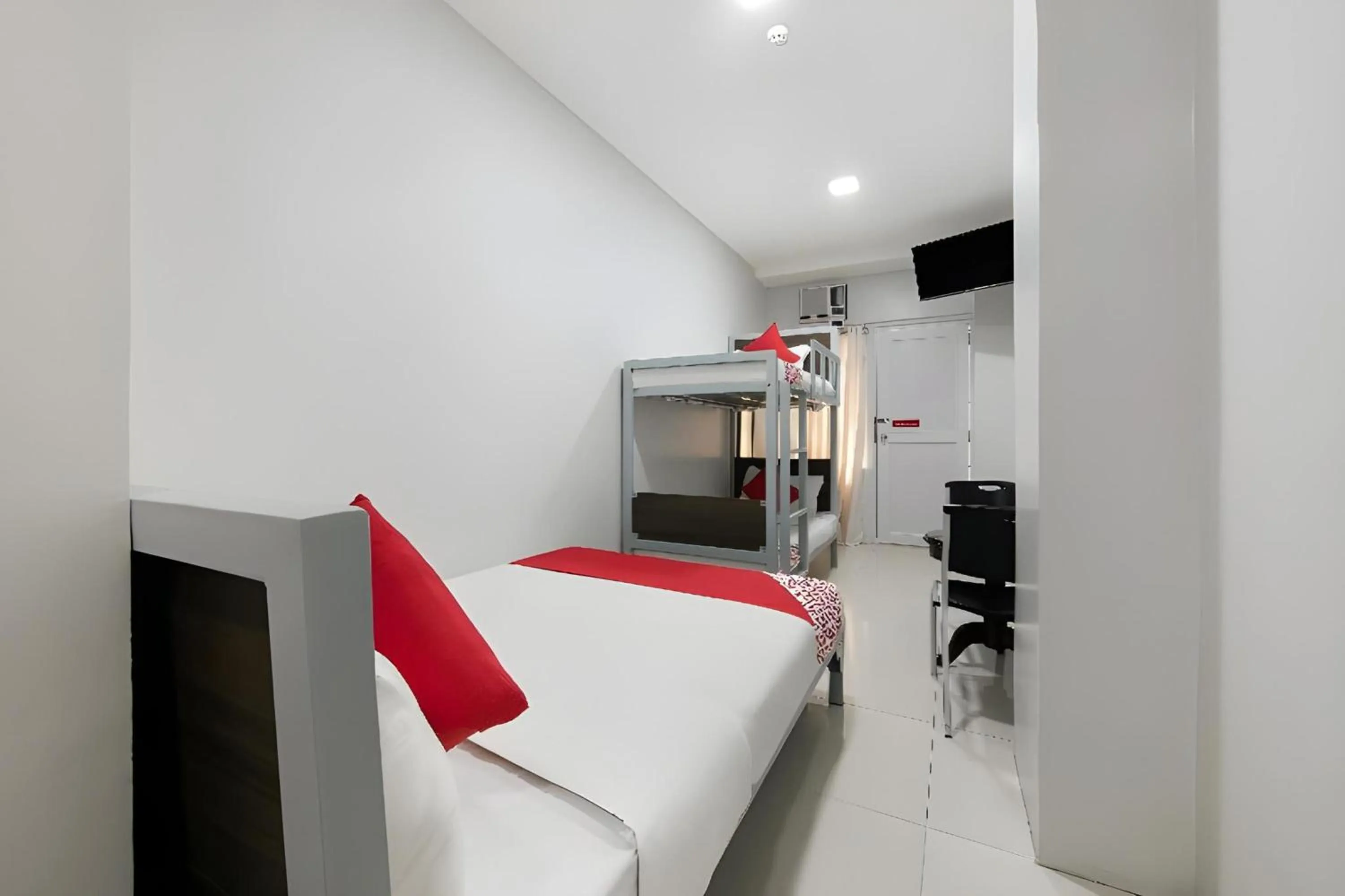 Bedroom, Bed in OYO 152 Sangco Condotel