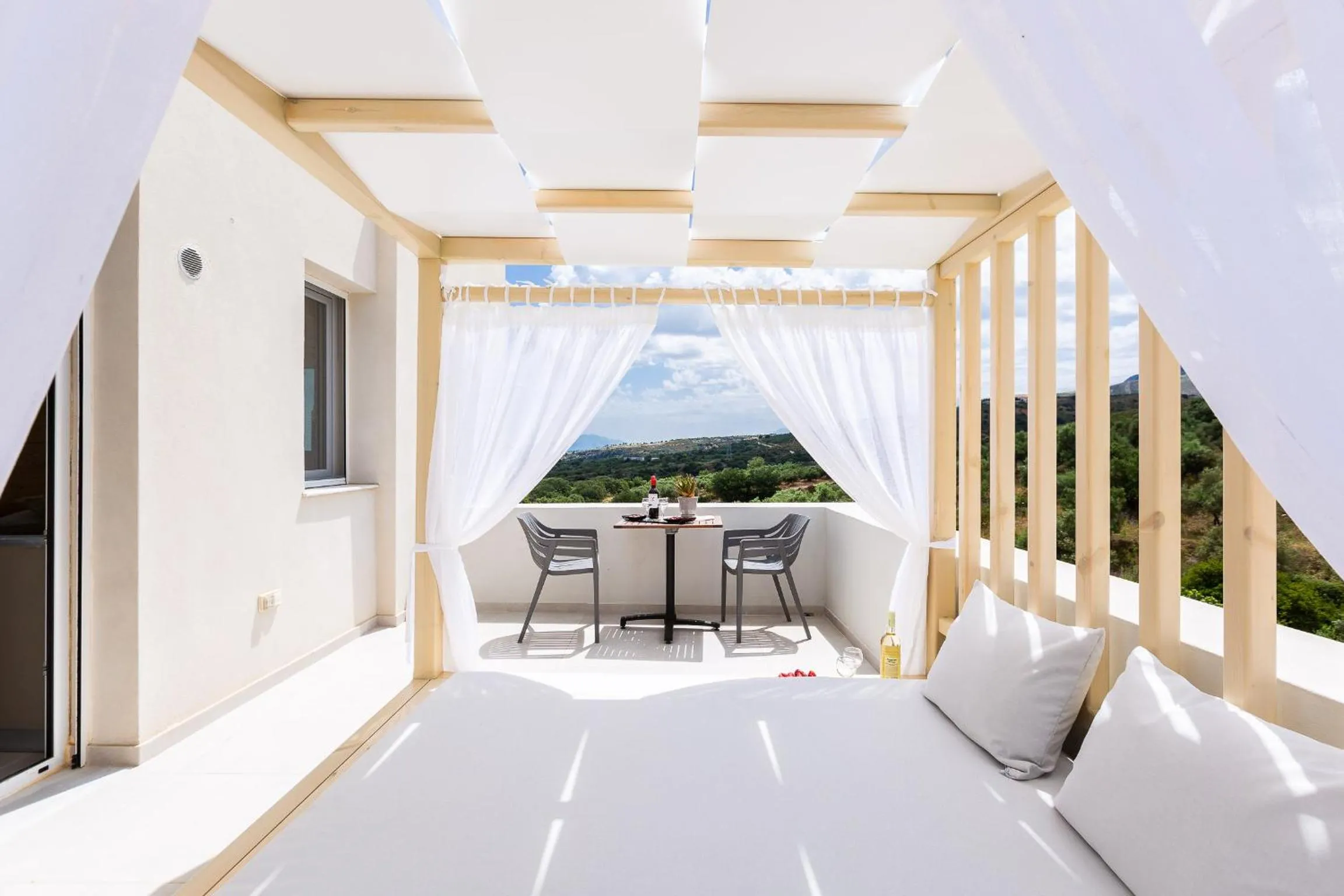 Balcony/Terrace, Bed in Vigla Suites