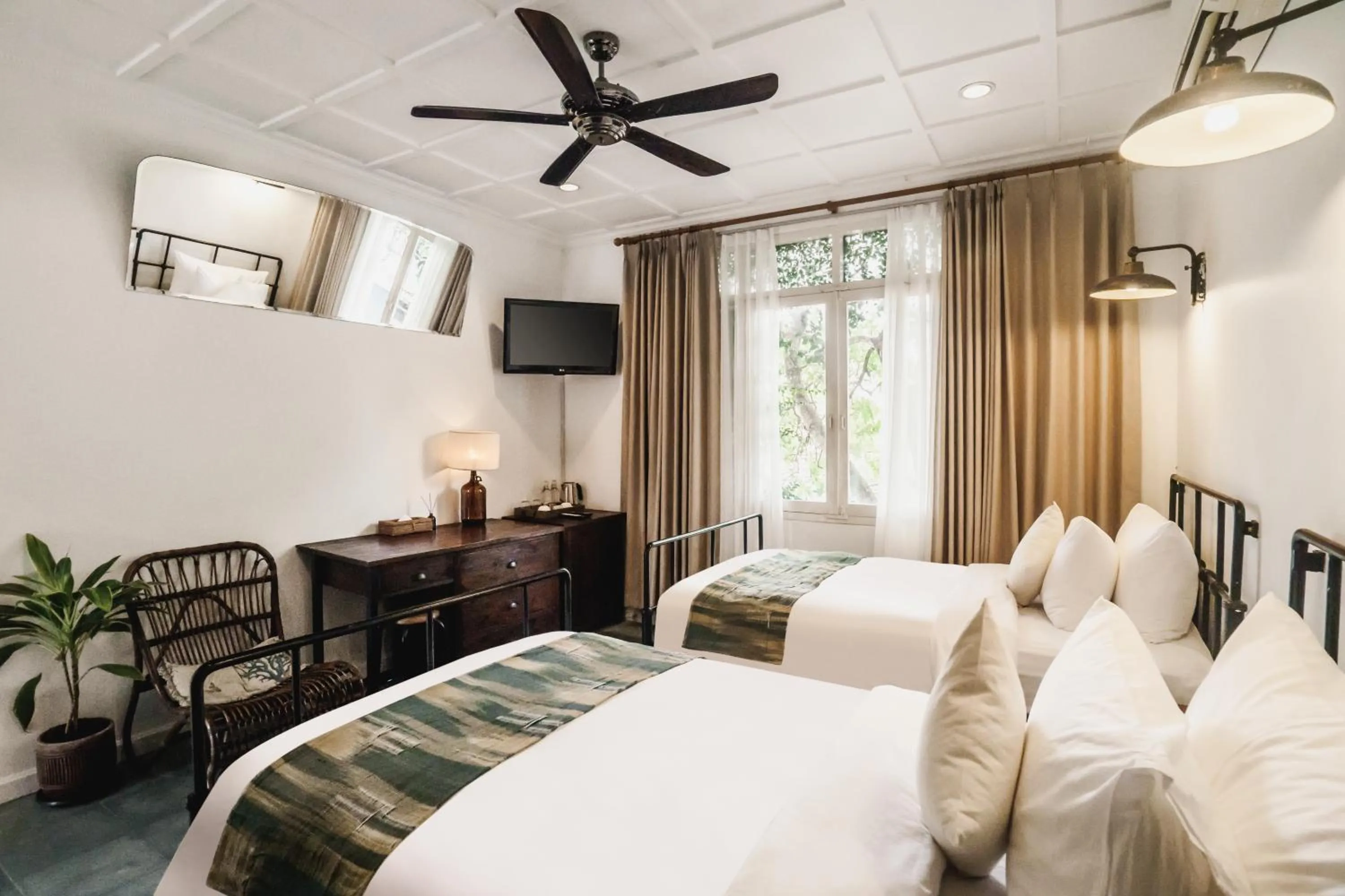 Bedroom, Bed in Brown Feather Hotel