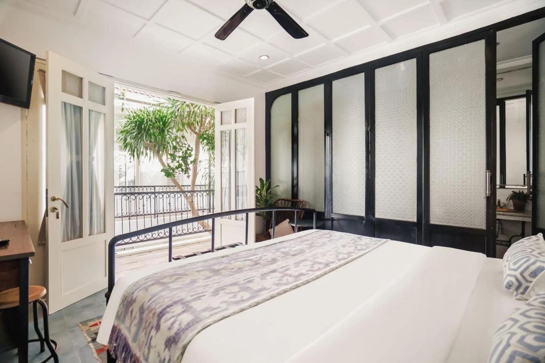 TV and multimedia, Bed in Brown Feather Hotel