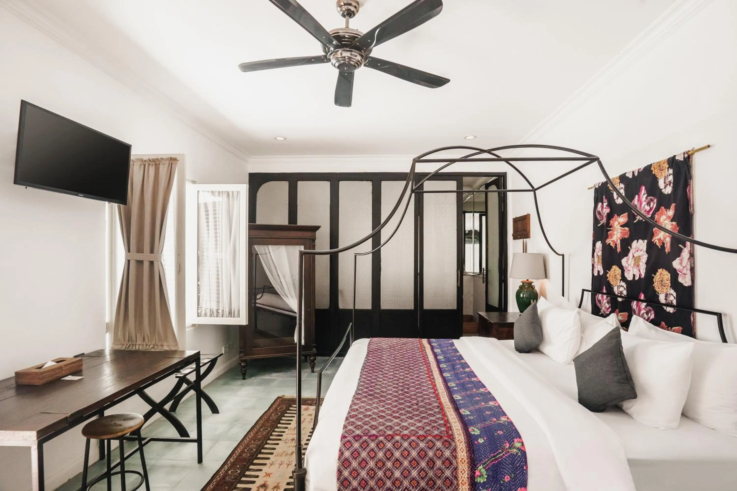 Bedroom, Bed in Brown Feather Hotel