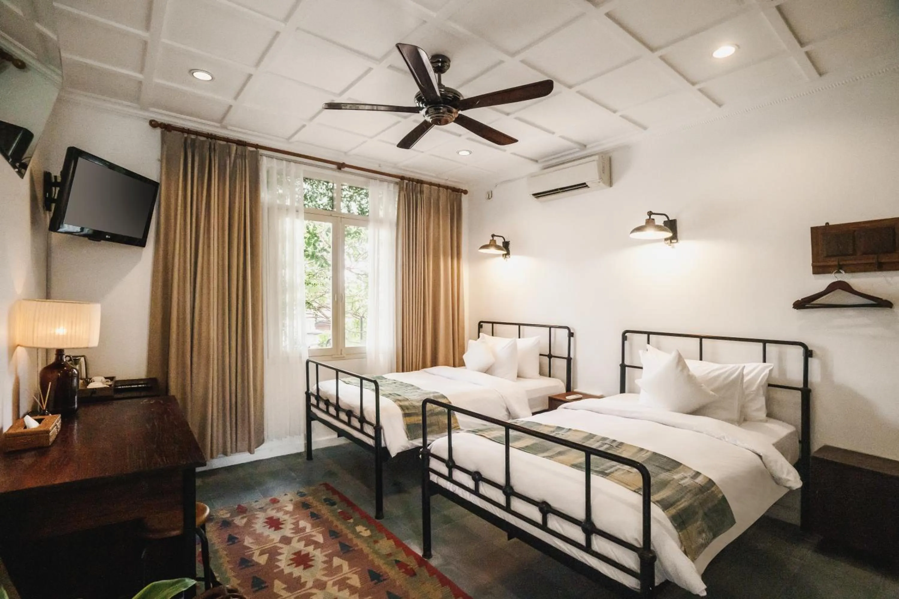 Bedroom, Bed in Brown Feather Hotel