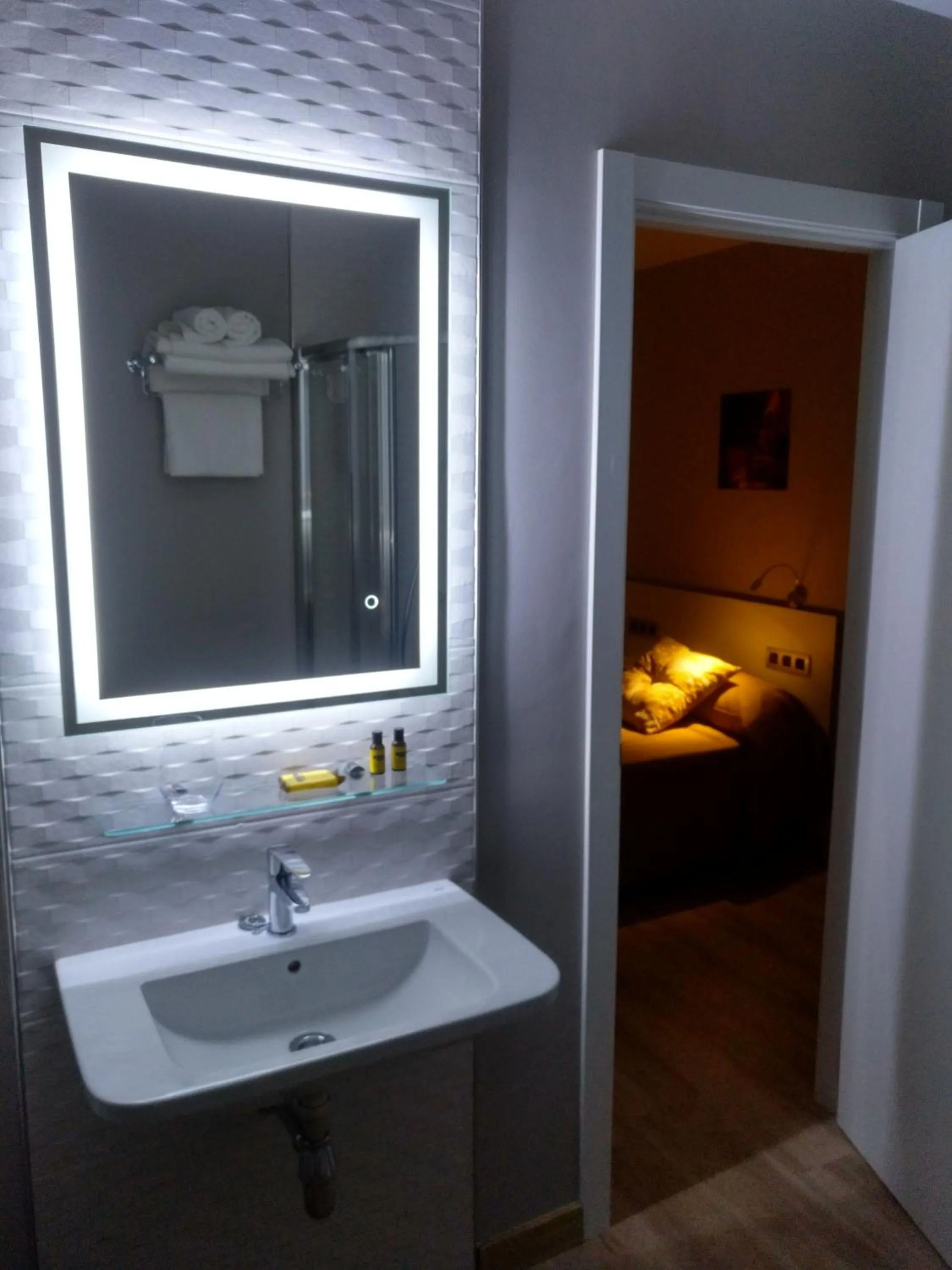 Shower, Bed in Travesia Rooms