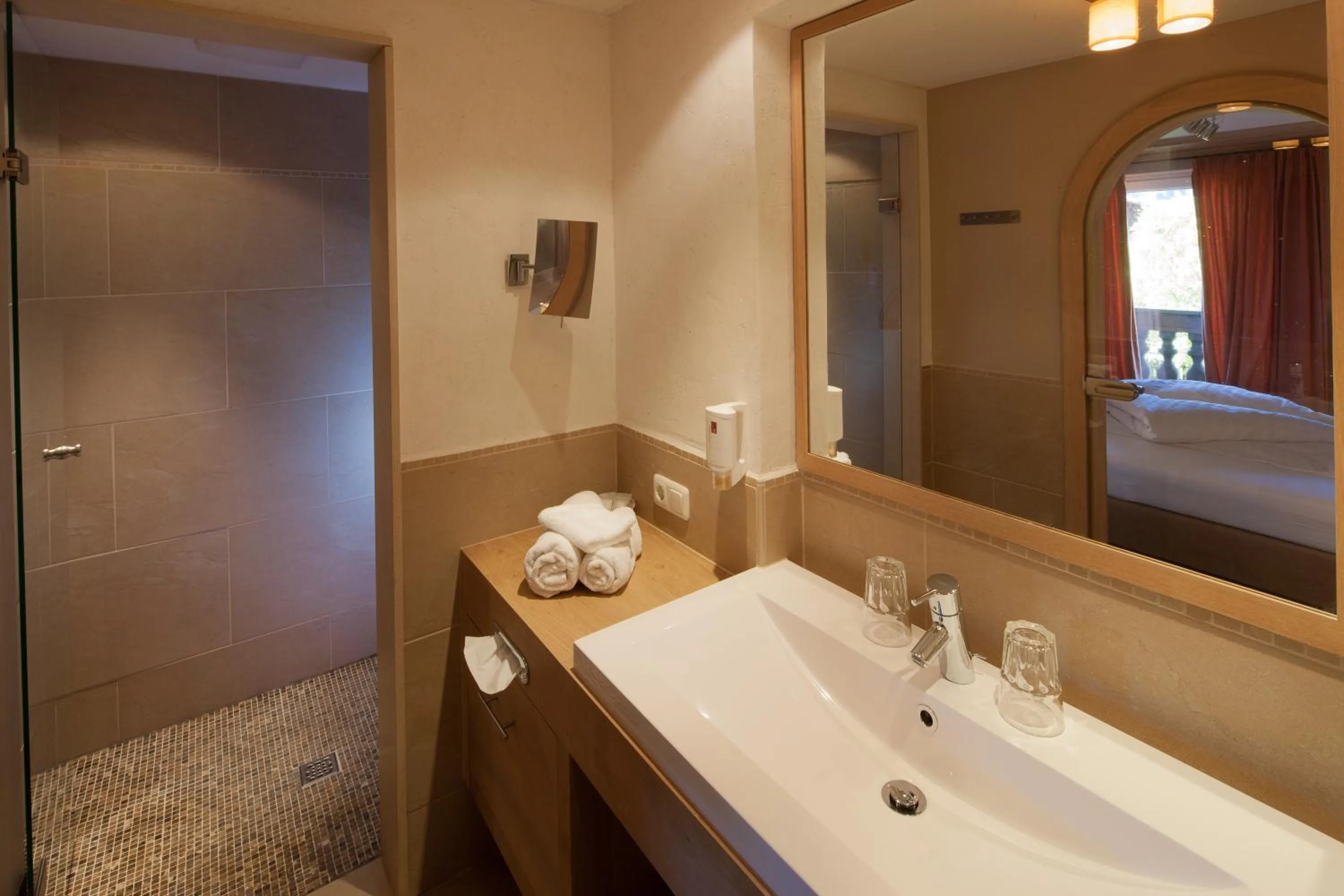 Photo of the whole room, Bed in Das Traditionshotel Schwarzer Adler