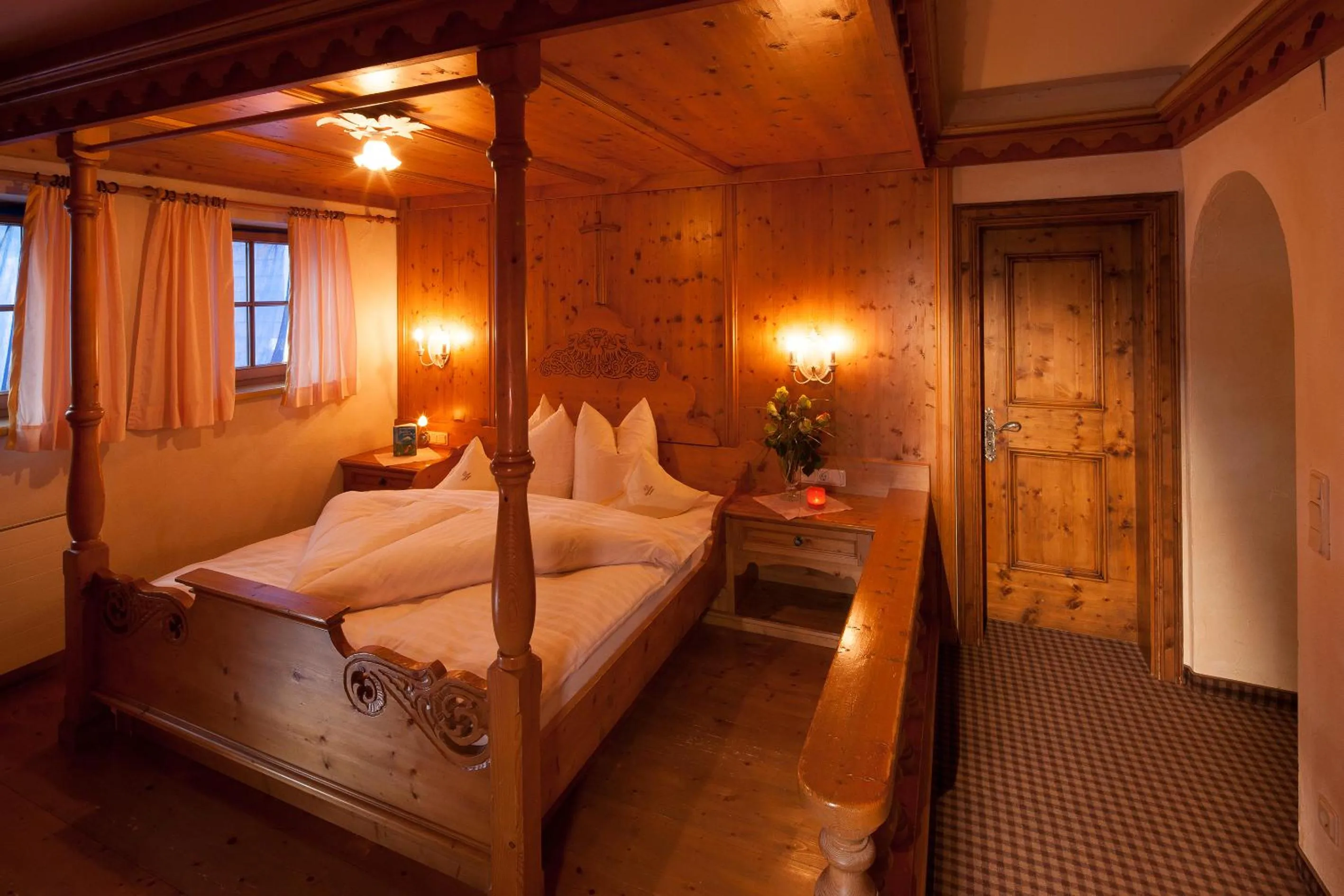 room service, Bed in Das Traditionshotel Schwarzer Adler